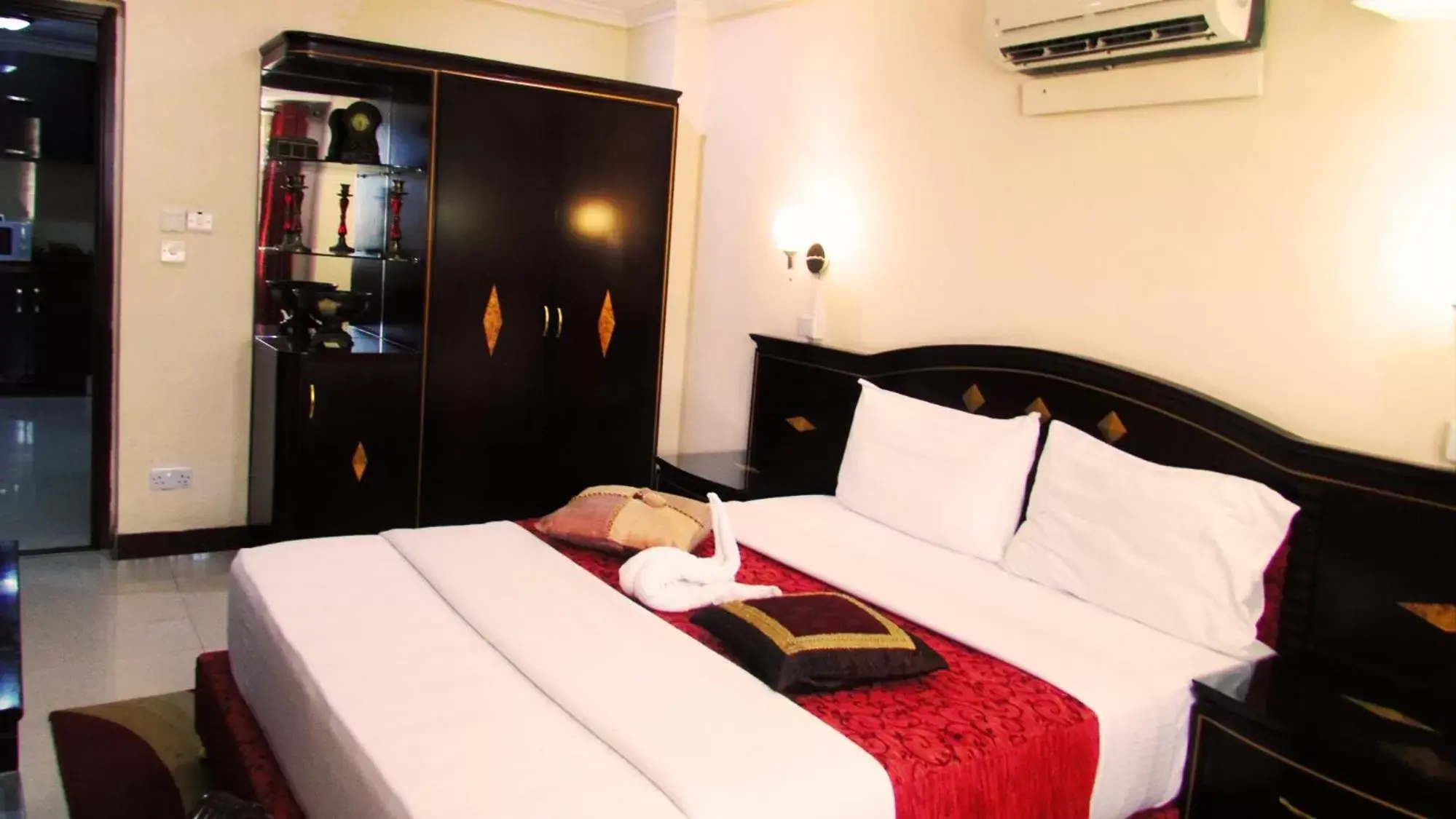 Shower, Bed in Urban Rose Hotel & Apartments