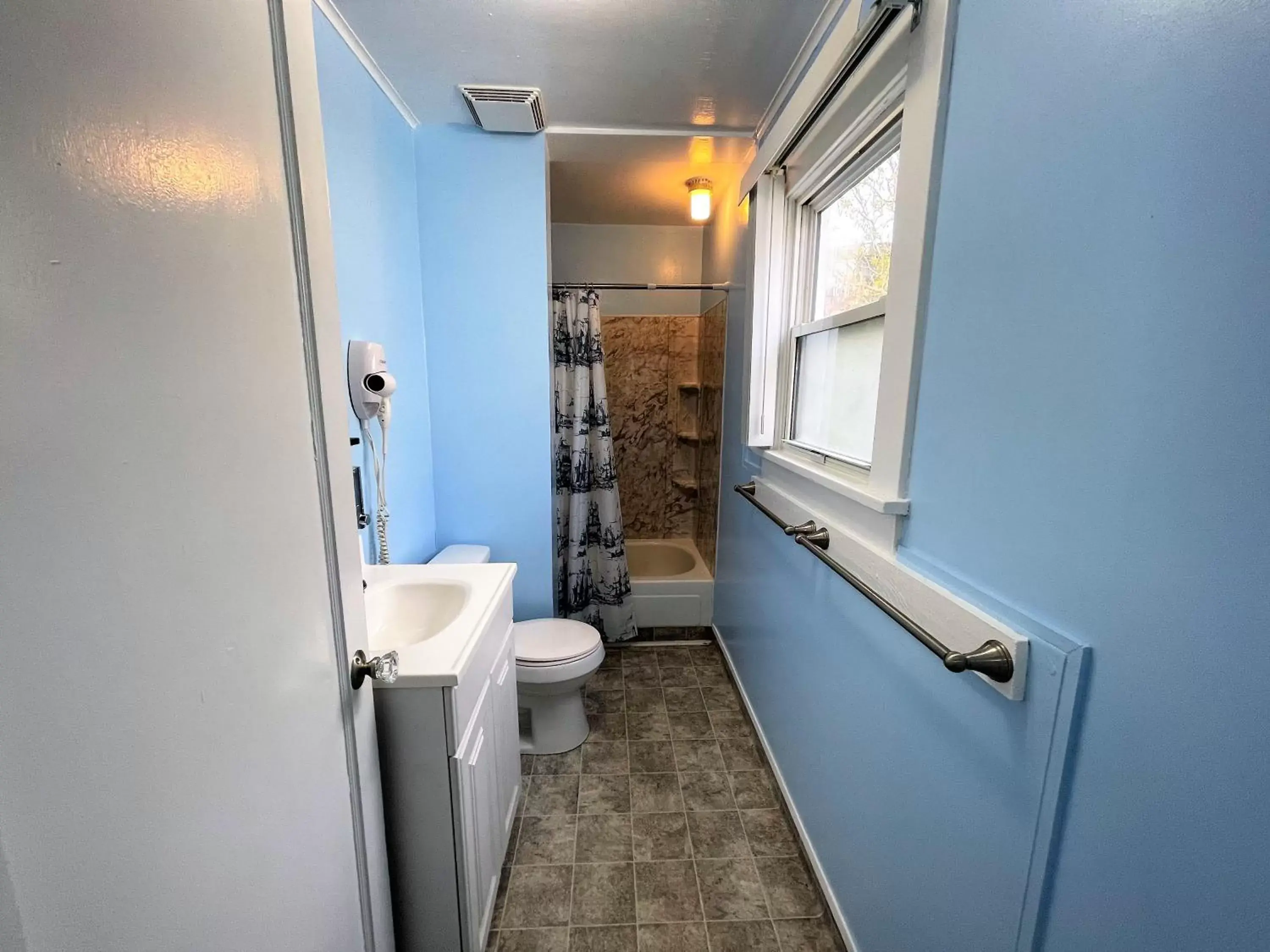 Bathroom in The Anchorage Motel