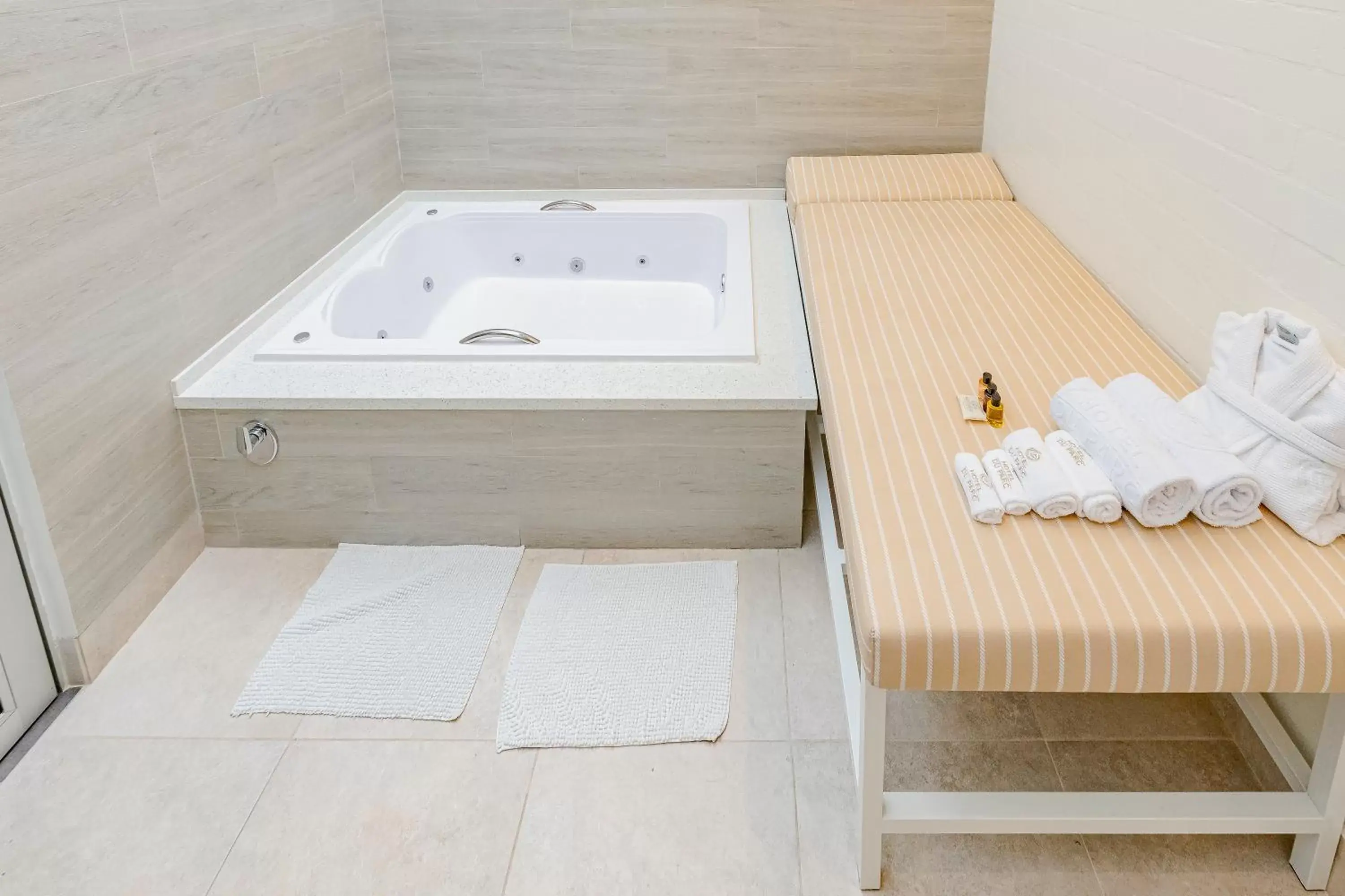 Hot Tub, Bathroom in Hotel Du Parc