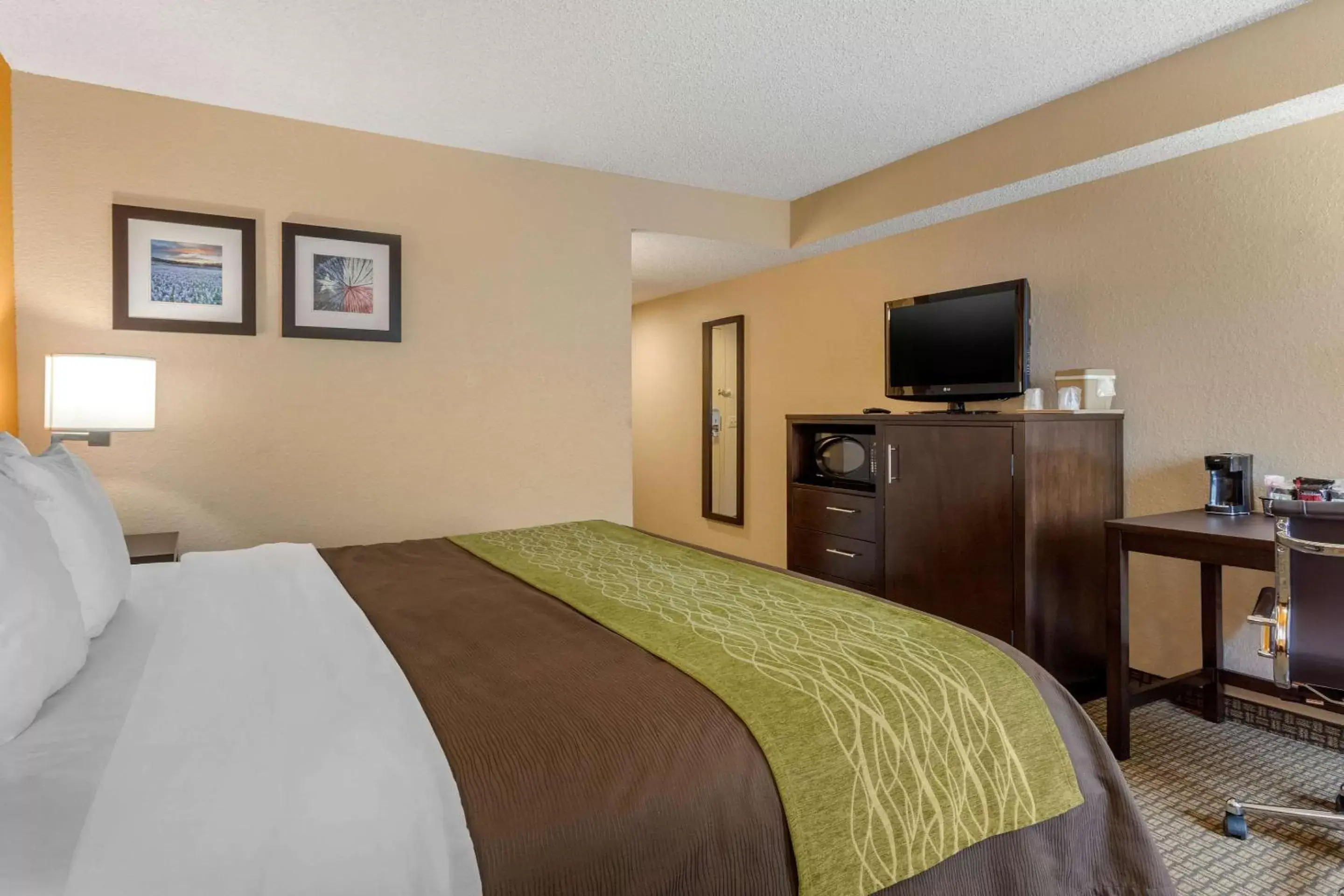 Bedroom, Bed in Comfort Inn 290/NW