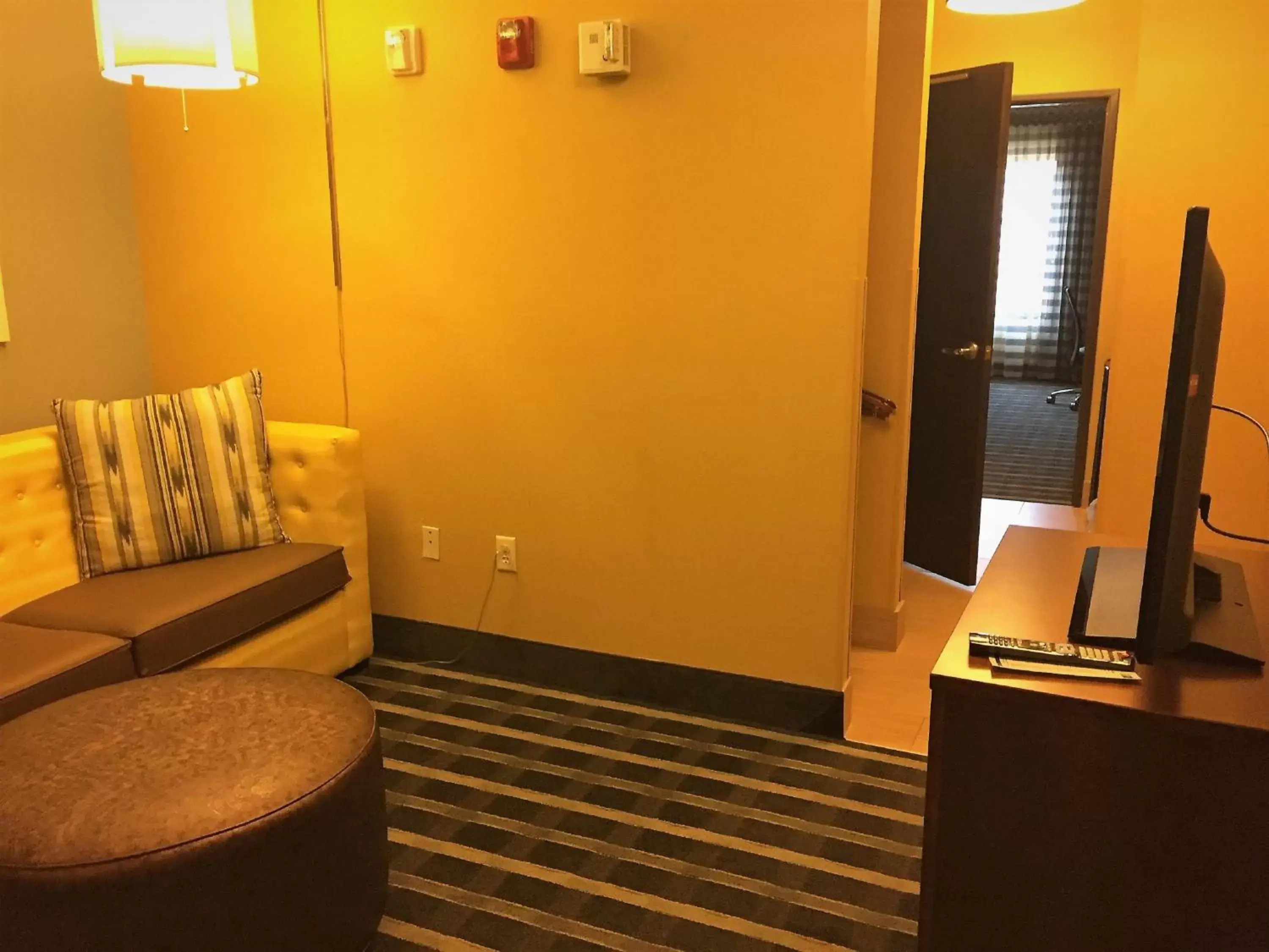 Photo of the whole room, Seating Area in Holiday Inn Express & Suites Perry-National Fairground Area, an IHG Hotel