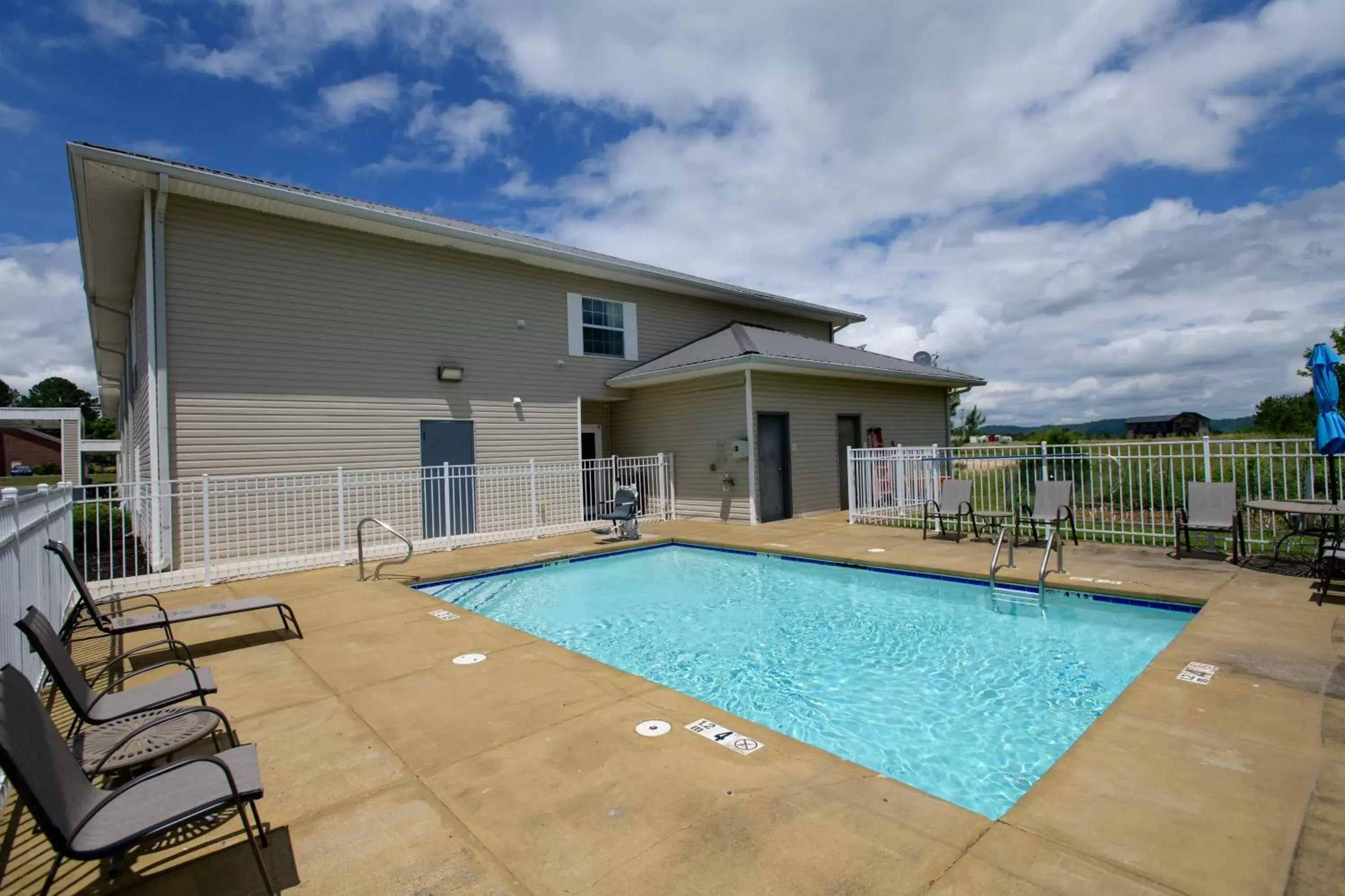 Swimming Pool in HomeTown Inn-Ringgold