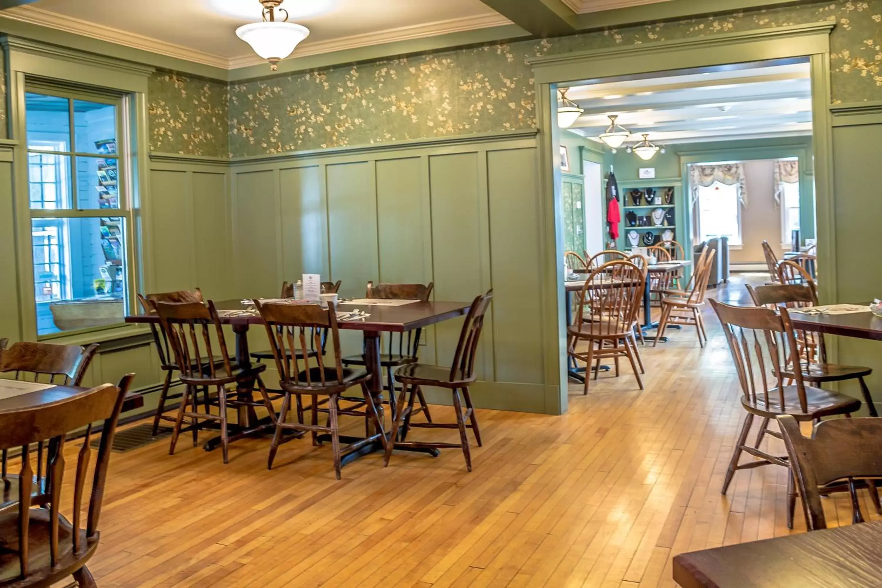 Dining area, Restaurant/Places to Eat in Cranmore Inn and Suites, a North Conway boutique hotel