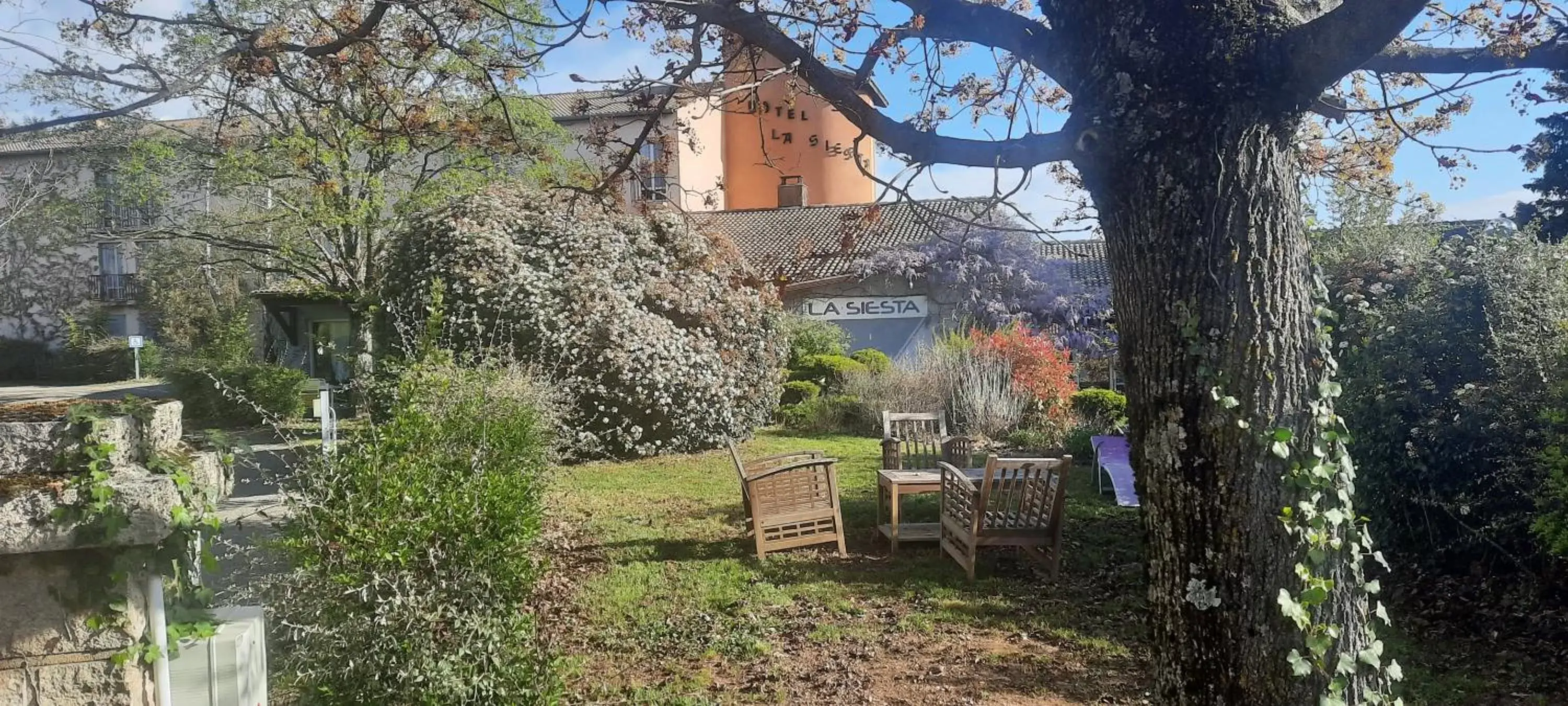 Garden in The Originals City, Hôtel La Siesta, Annonay Est (Inter-Hotel)