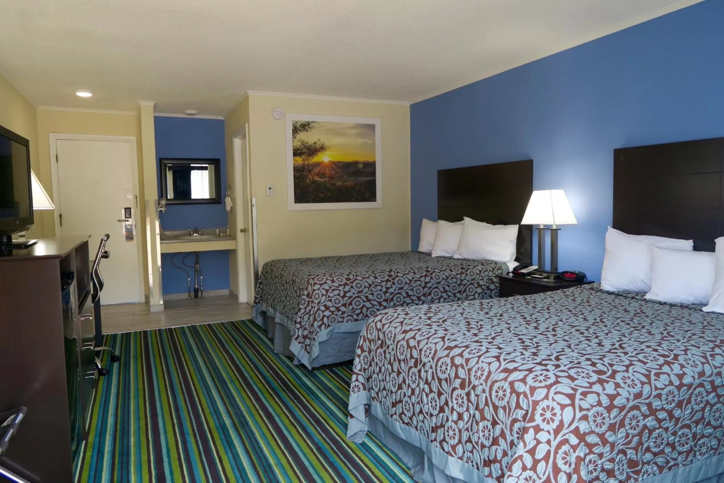 Bed in Days Inn by Wyndham Lincoln