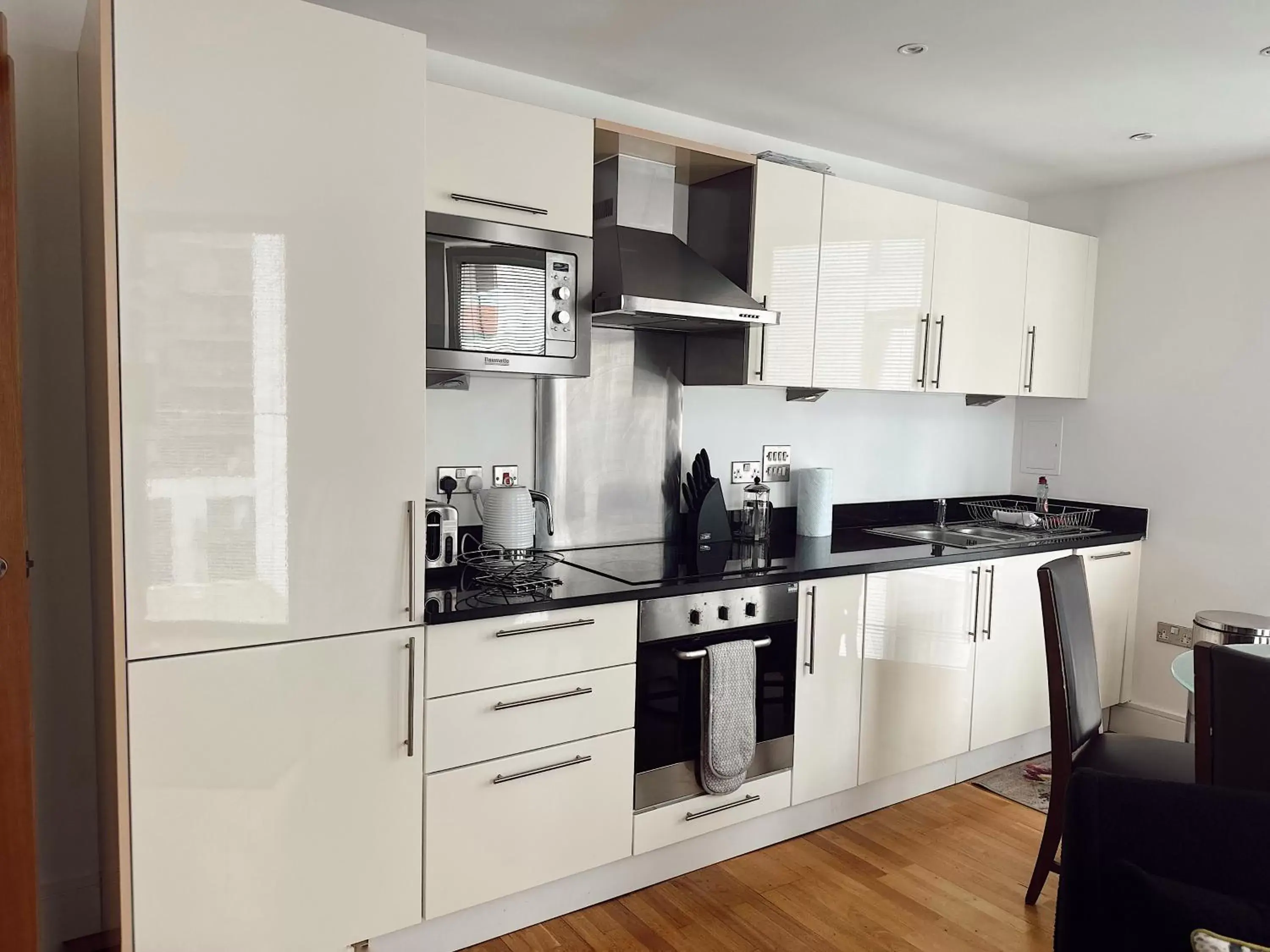 Coffee/tea facilities, Kitchen/Kitchenette in Canary Wharf - Luxury Apartments