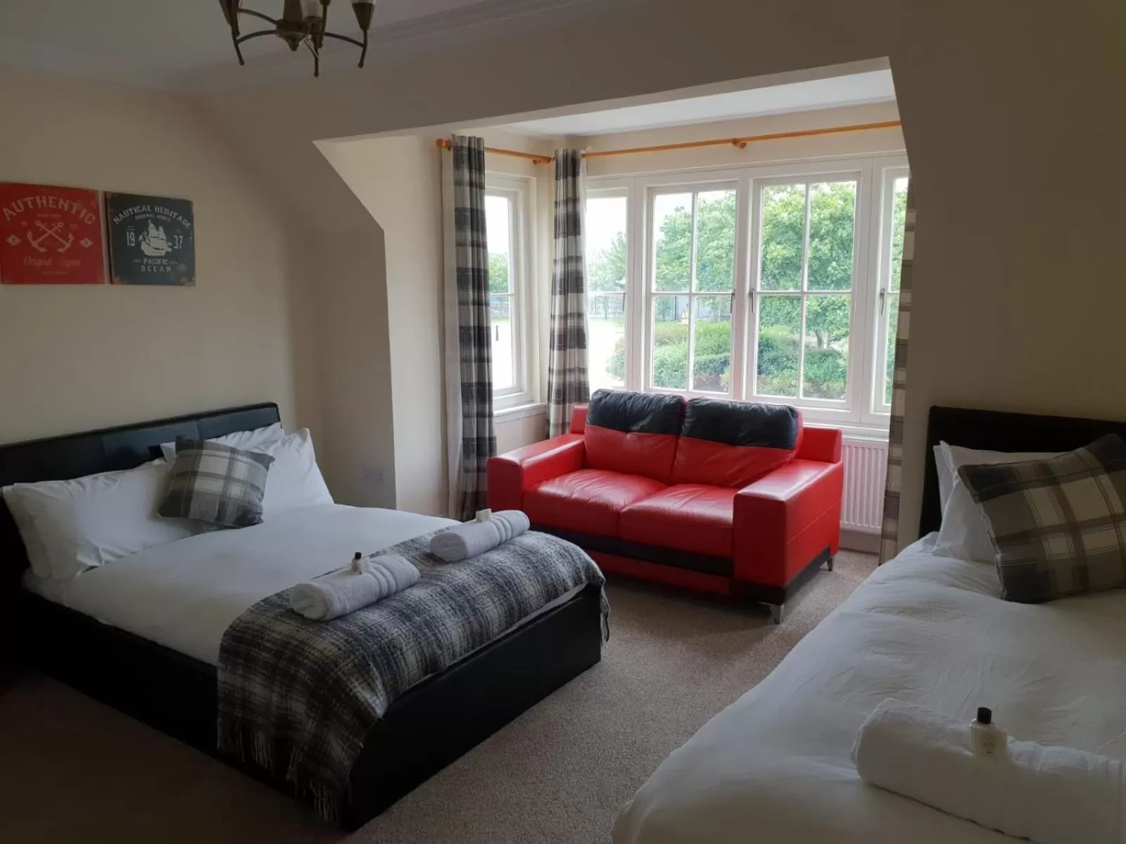 Photo of the whole room, Bed in The Ship Inn