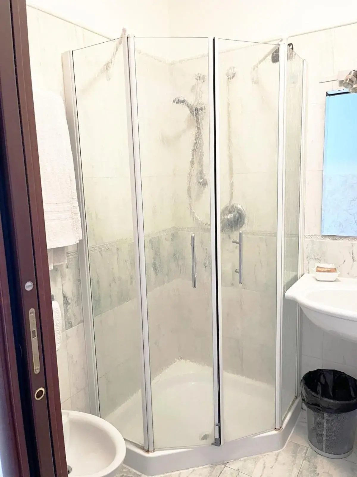 Shower, Bathroom in Hotel Molise 2