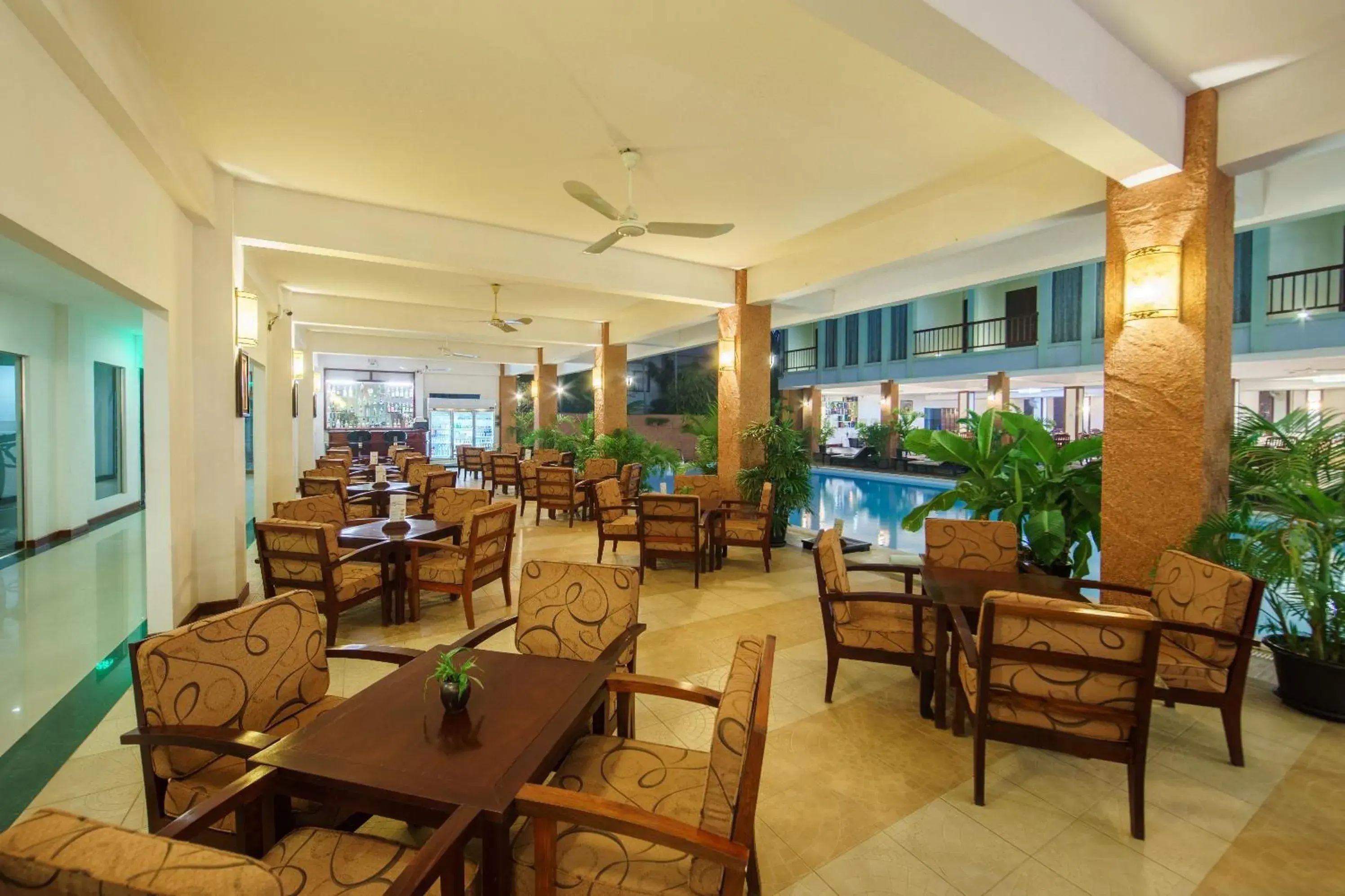 Lounge or bar, Restaurant/Places to Eat in Smiling Hotel