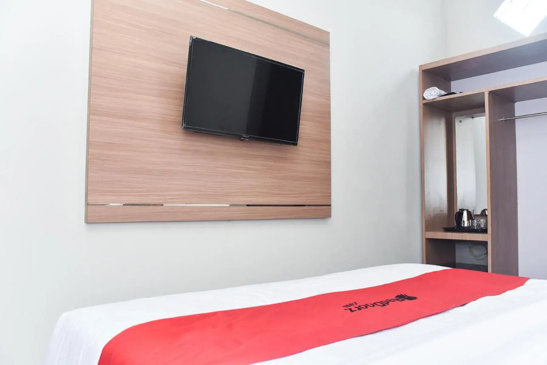 Bedroom, TV/Entertainment Center in RedDoorz Plus near Malang Town Square