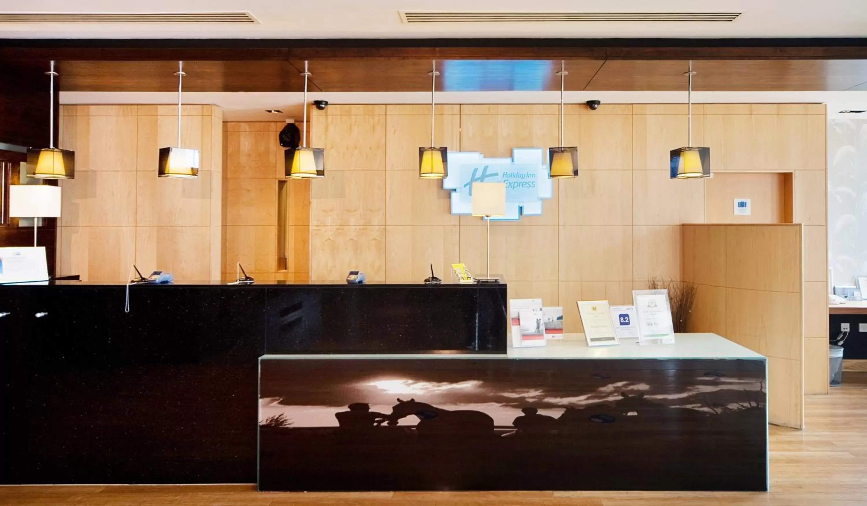 Lobby or reception, TV/Entertainment Center in Holiday Inn Express London - Epsom Downs, an IHG Hotel