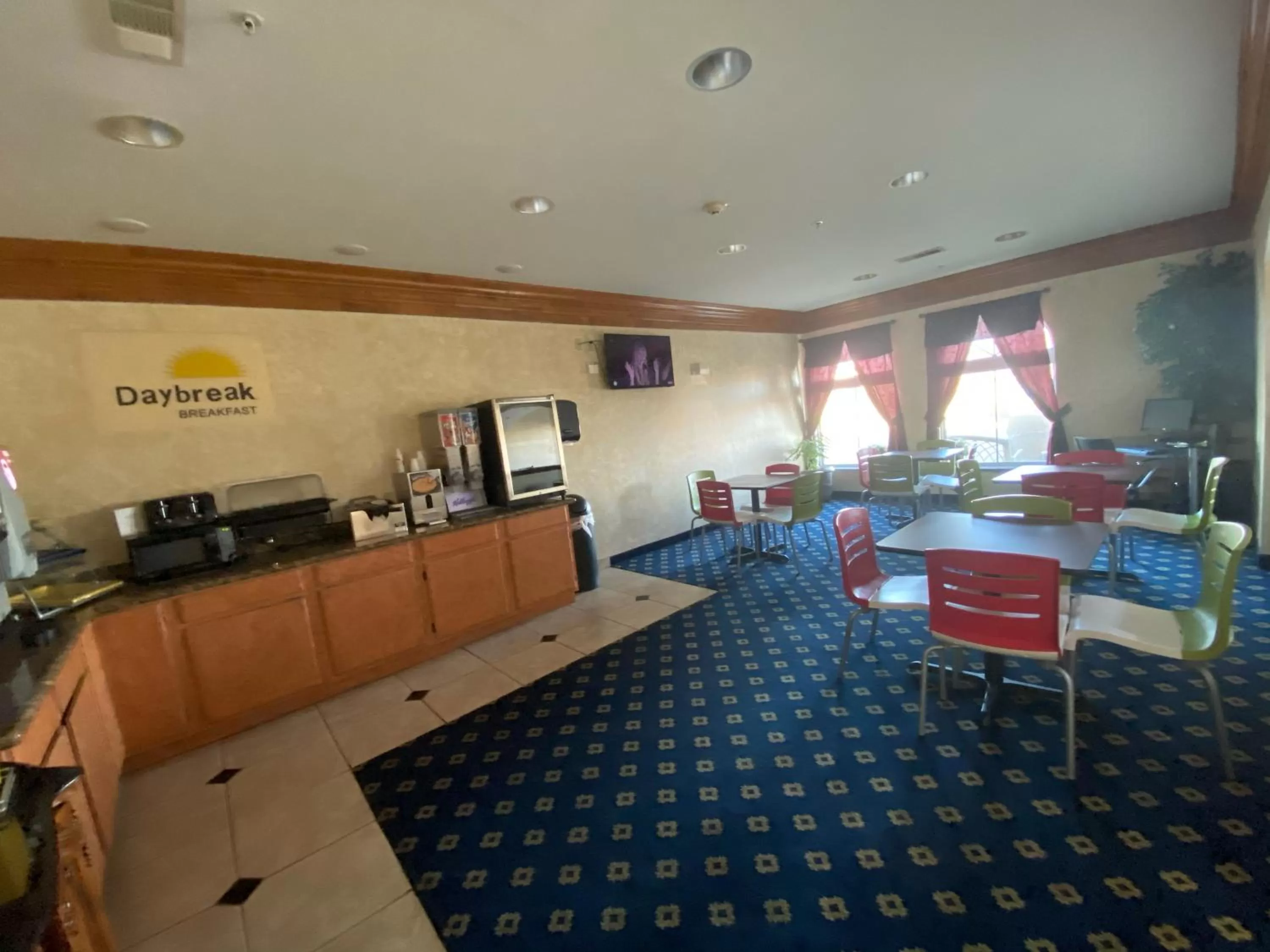 Restaurant/places to eat in Days Inn & Suites by Wyndham Cleburne TX