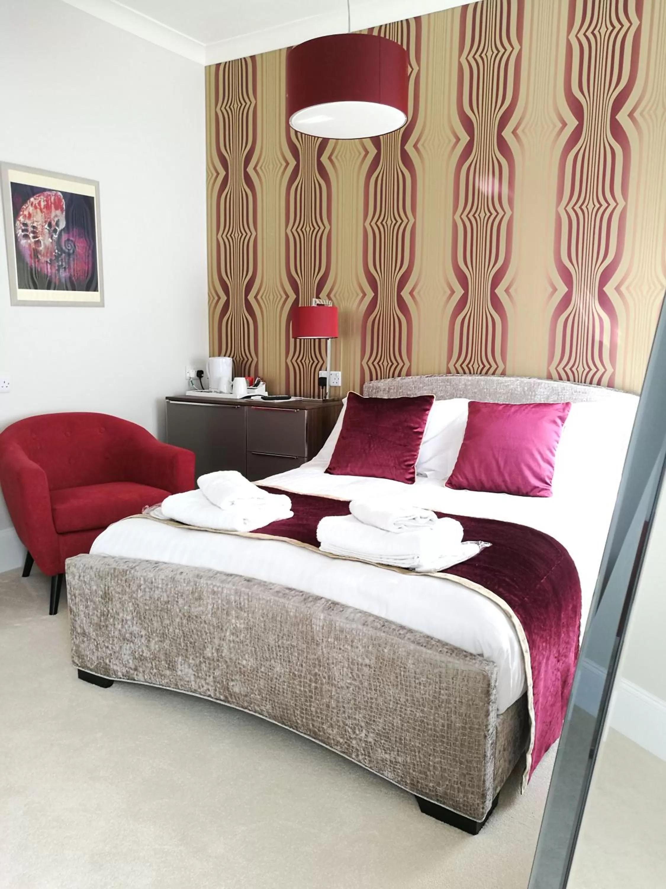 Bedroom, Bed in The Devon Court