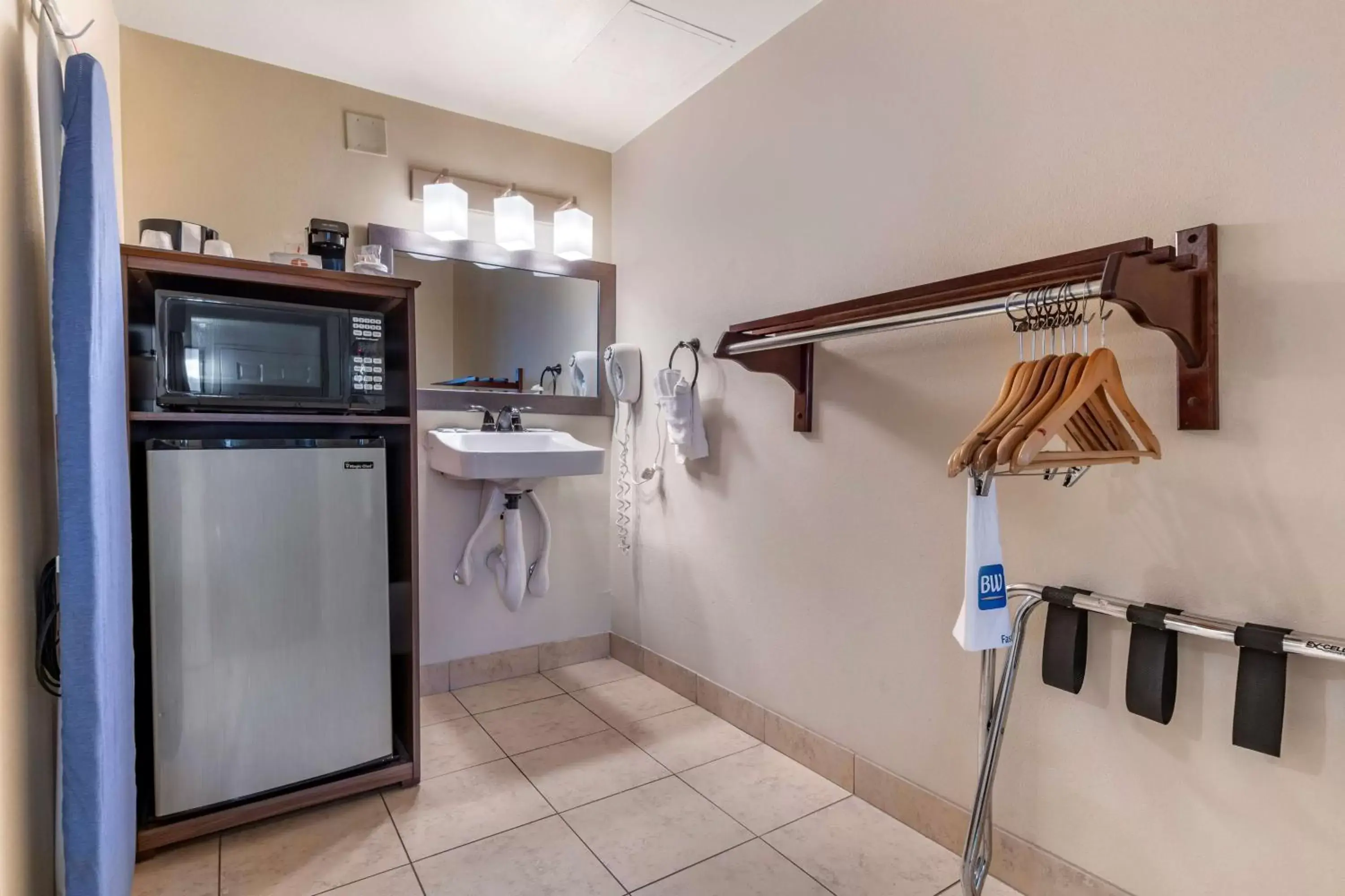 Bathroom, Kitchen/Kitchenette in Best Western Town House Lodge