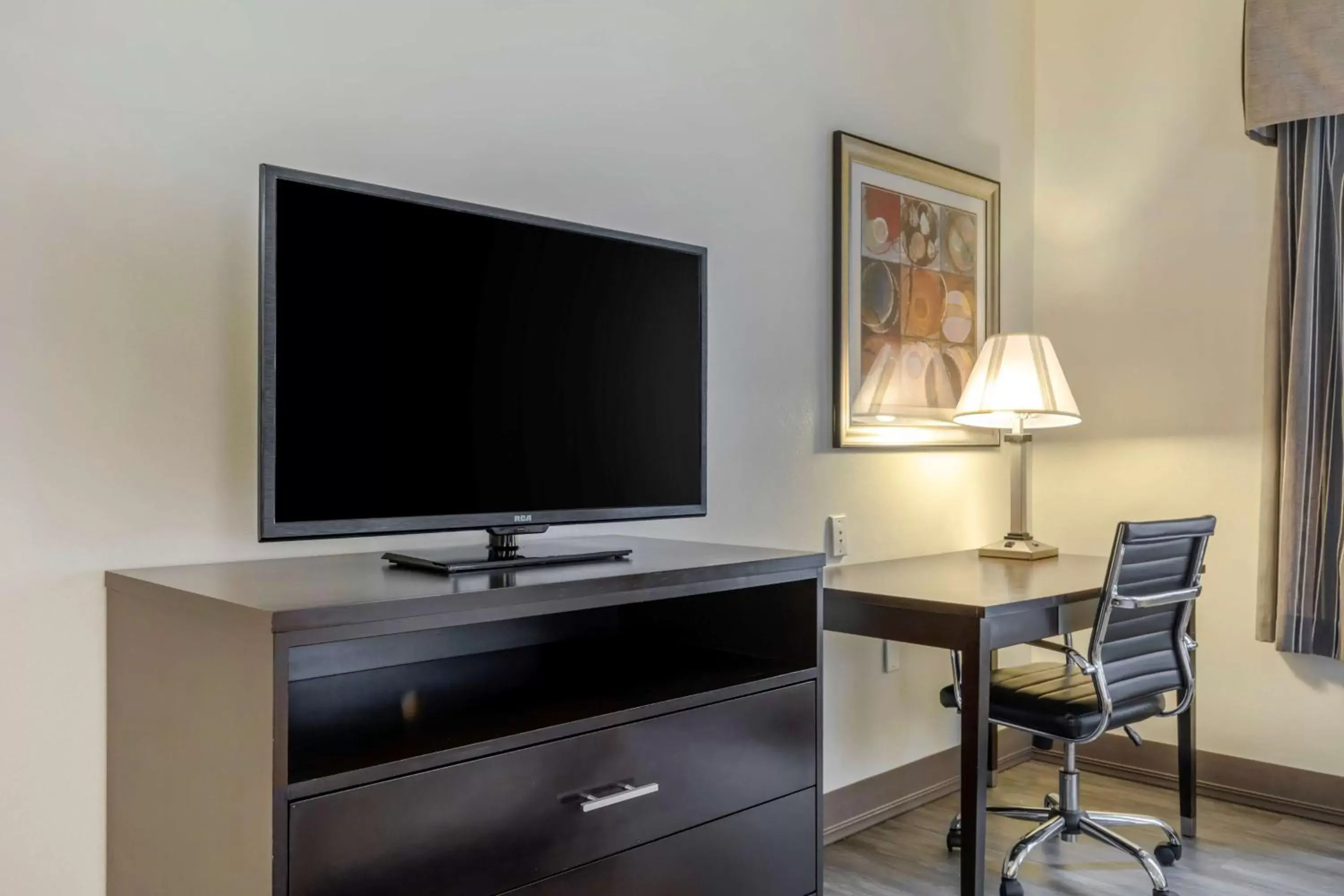 Bedroom, TV/Entertainment Center in Best Western PLUS Rockwall Inn & Suites