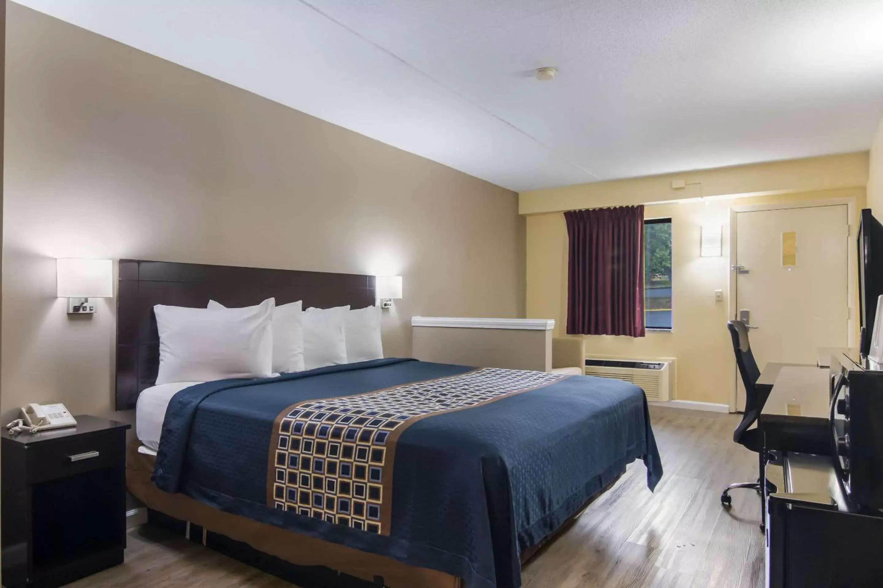 Photo of the whole room, Bed in Rodeway Inn & Suites Monroeville-Pittsburgh