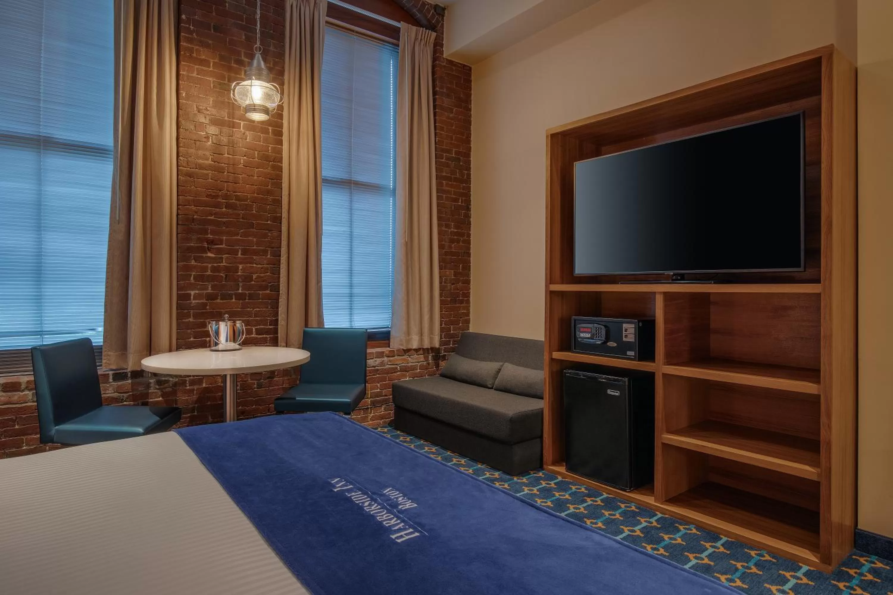 Bed in Harborside Inn