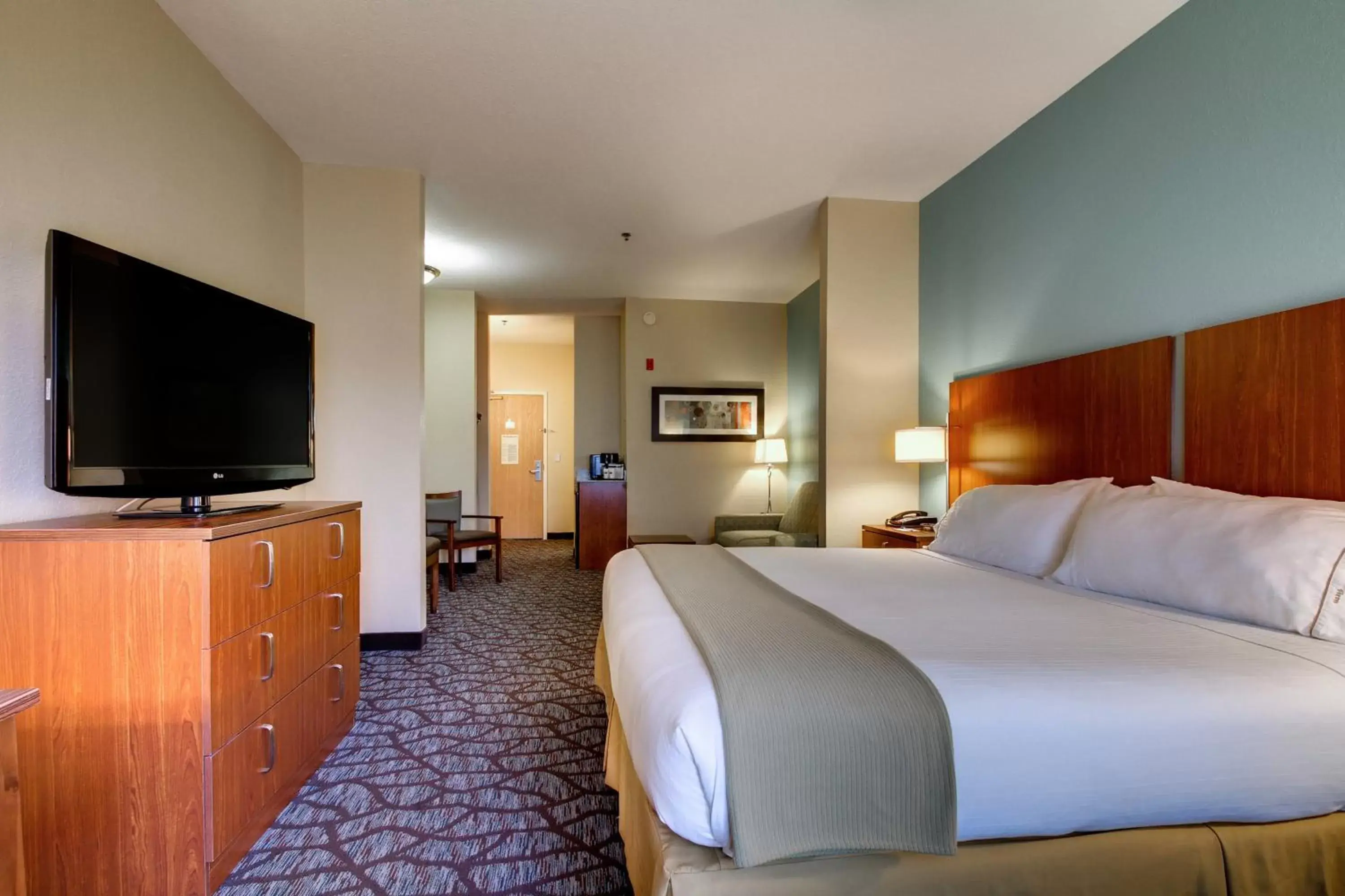 Photo of the whole room, TV/Entertainment Center in Holiday Inn Express & Suites Jacksonville South - I-295, an IHG Hotel