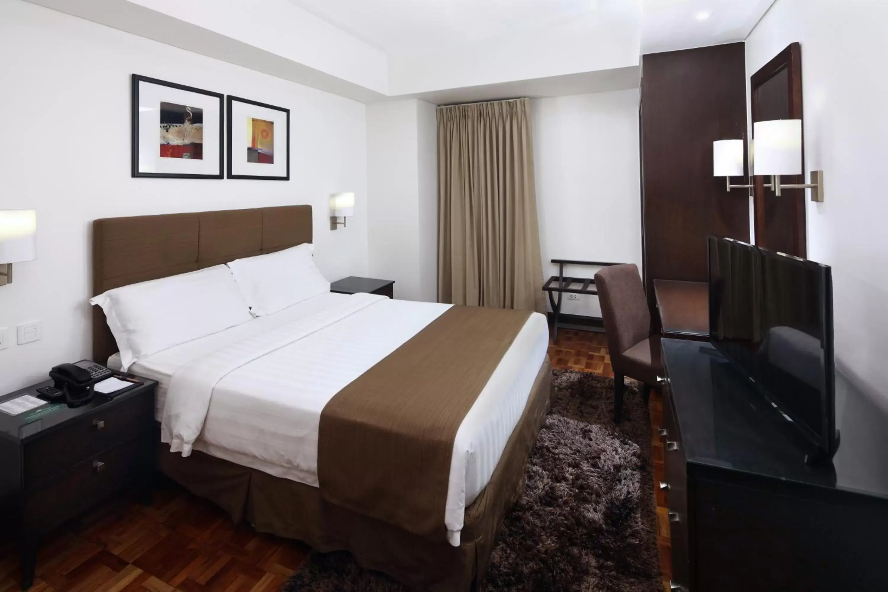 Bed in City Garden Hotel Makati