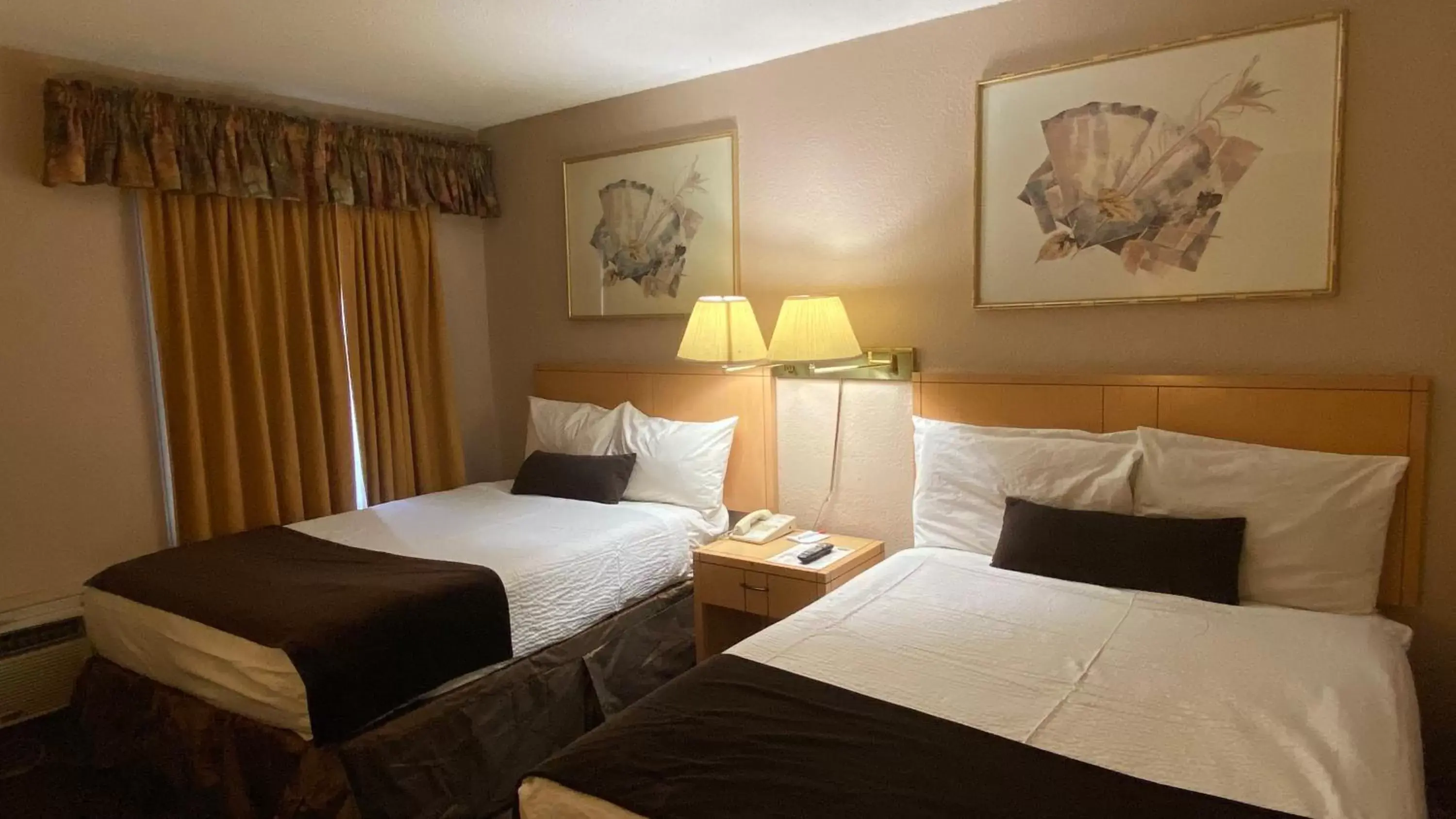 Bed in Howard Johnson by Wyndham Downtown Kamloops Bed in Howard Johnson by Wyndham Downtown Kamloops