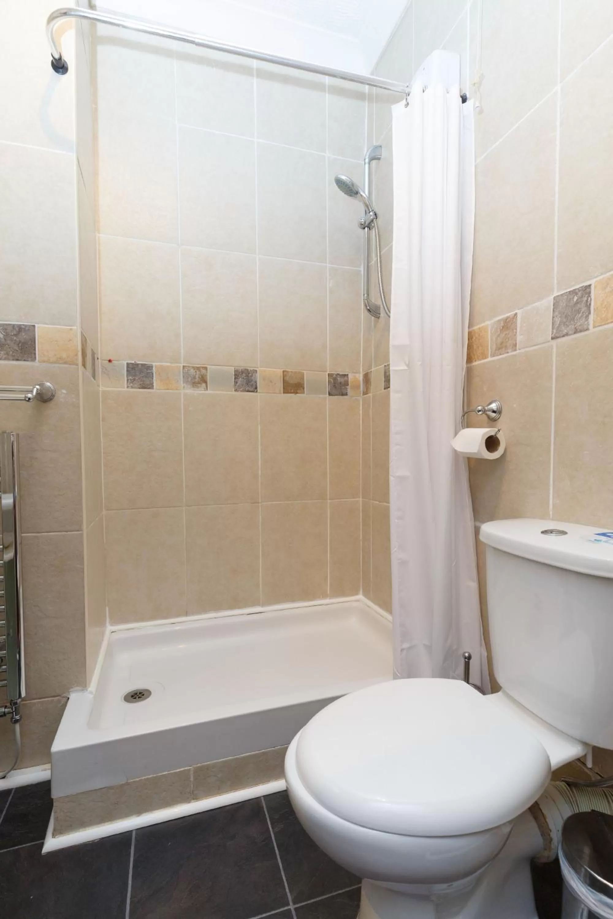 Shower in Castle Walk Bed & Breakfast