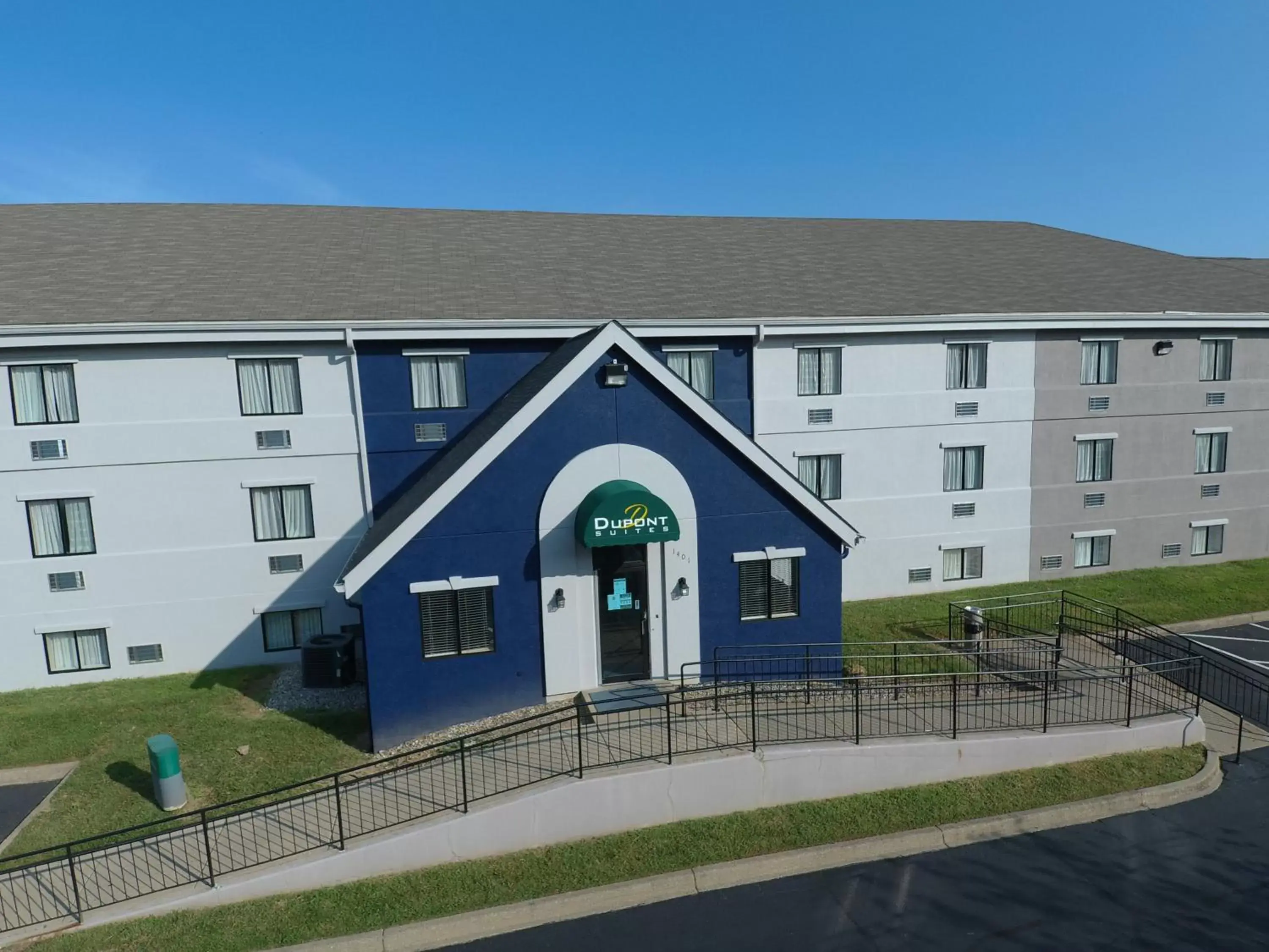 Facade/entrance, Property Building in DuPont Suites - Louisville - St. Matthews