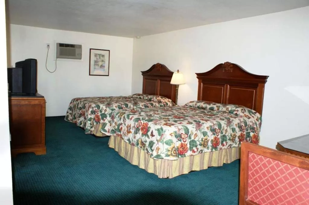 Bed in HWY Express Inn and Suites