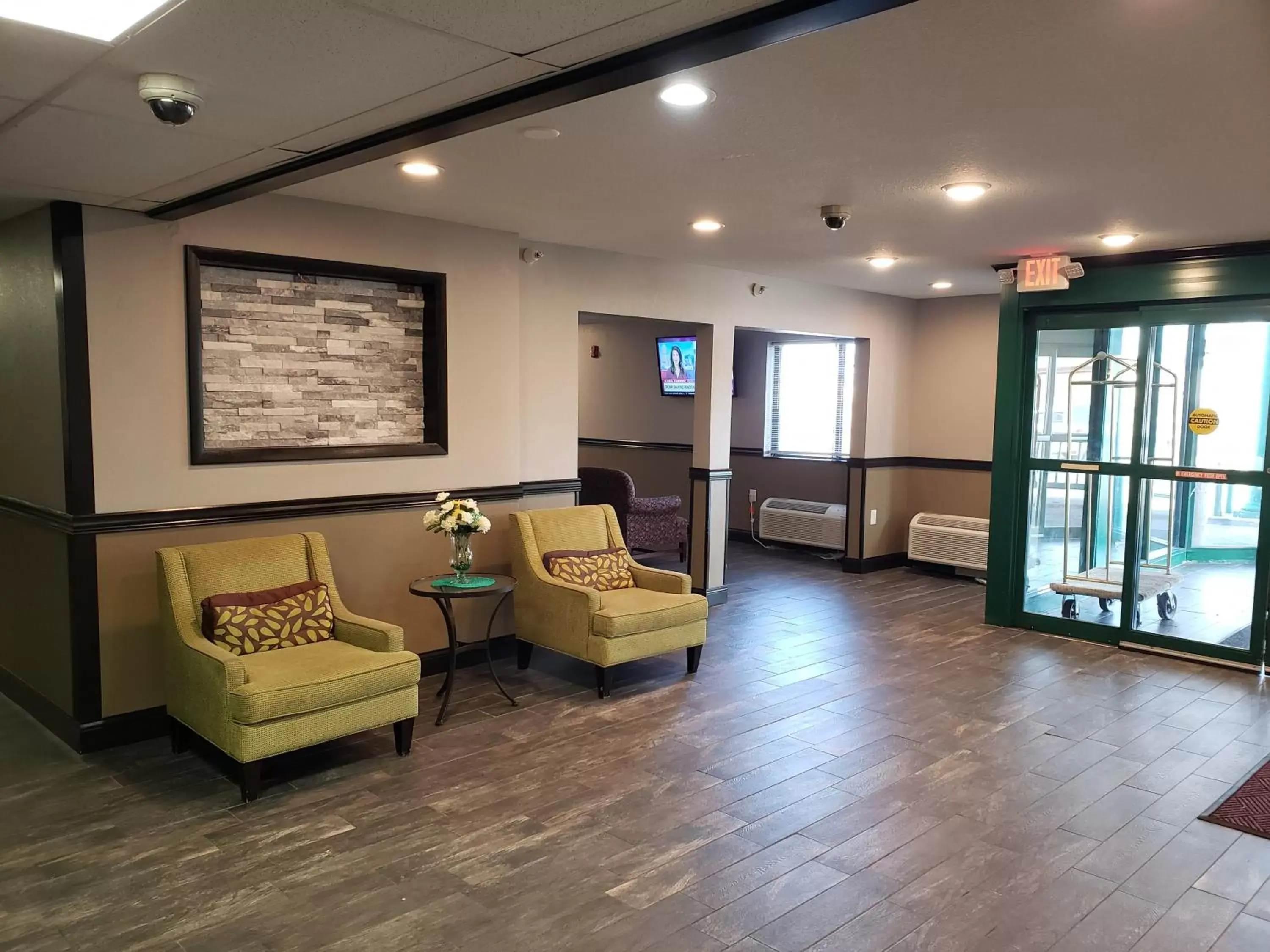 Lobby or reception, Seating Area in Travelodge by Wyndham Brooklyn Center