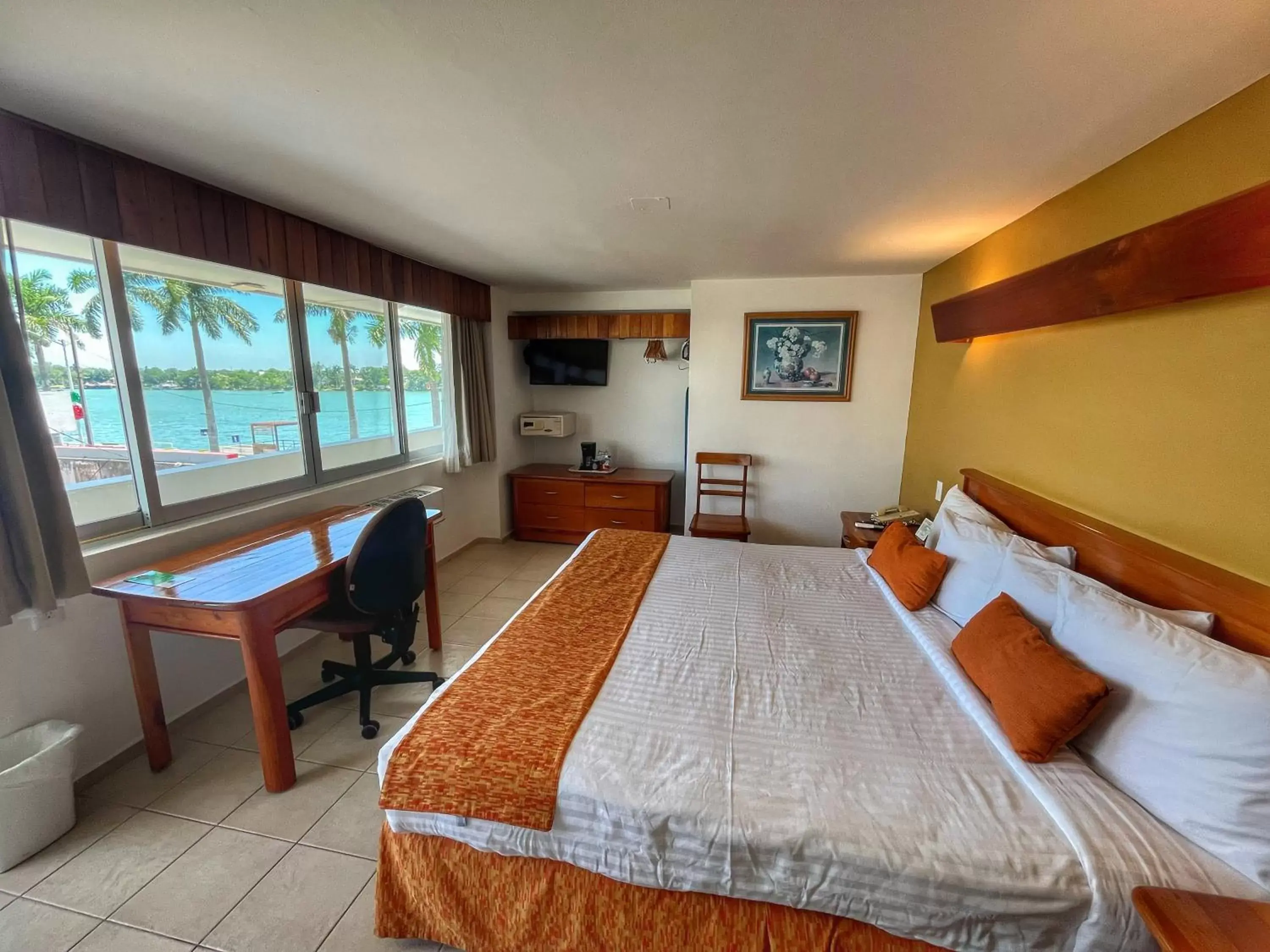 Photo of the whole room, Bed in Best Western Riviera Tuxpan Photo of the whole room, Bed in Best Western Riviera Tuxpan