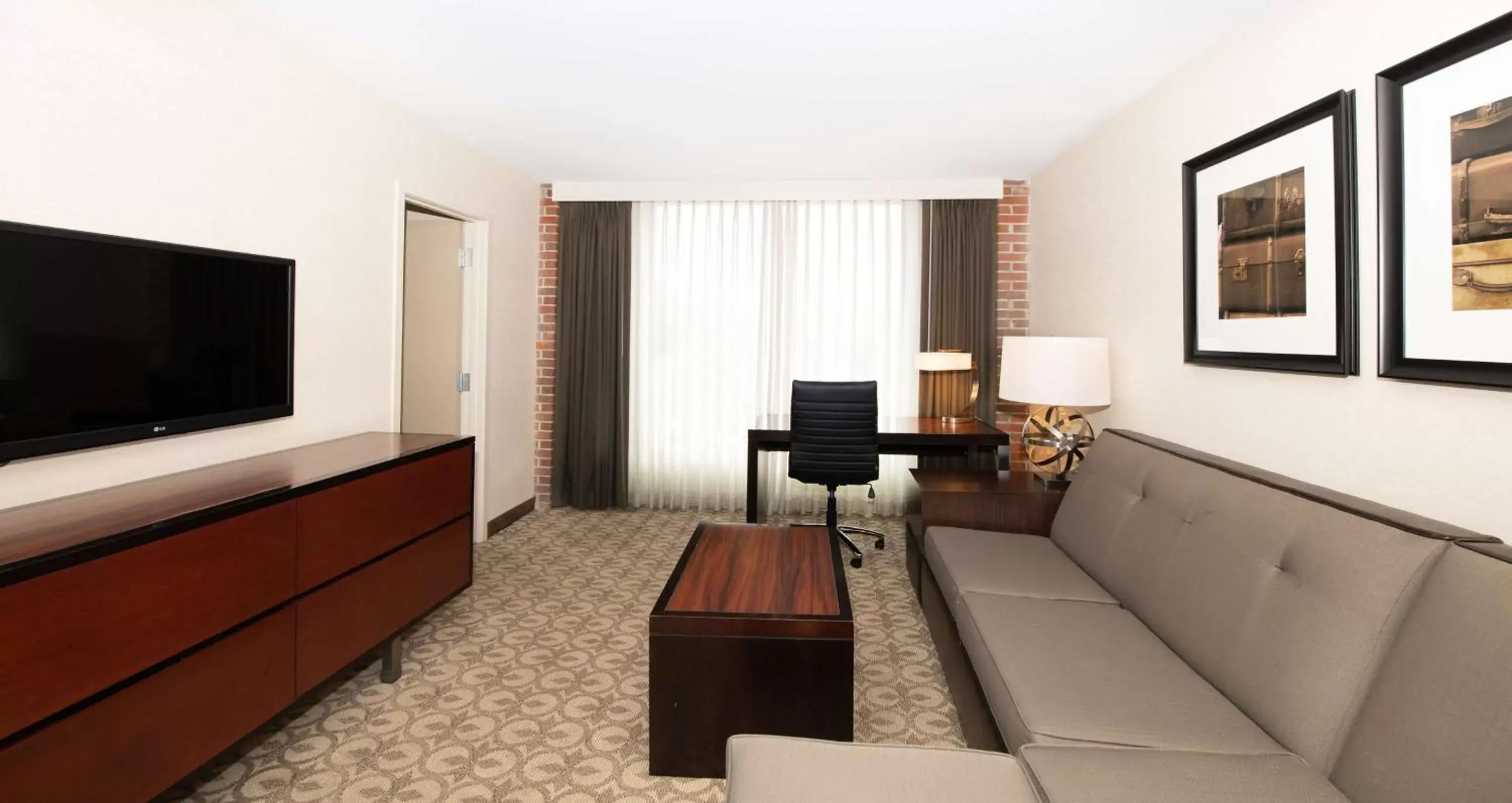 Bedroom, Seating Area in DoubleTree Hotel & Suites Charleston Airport