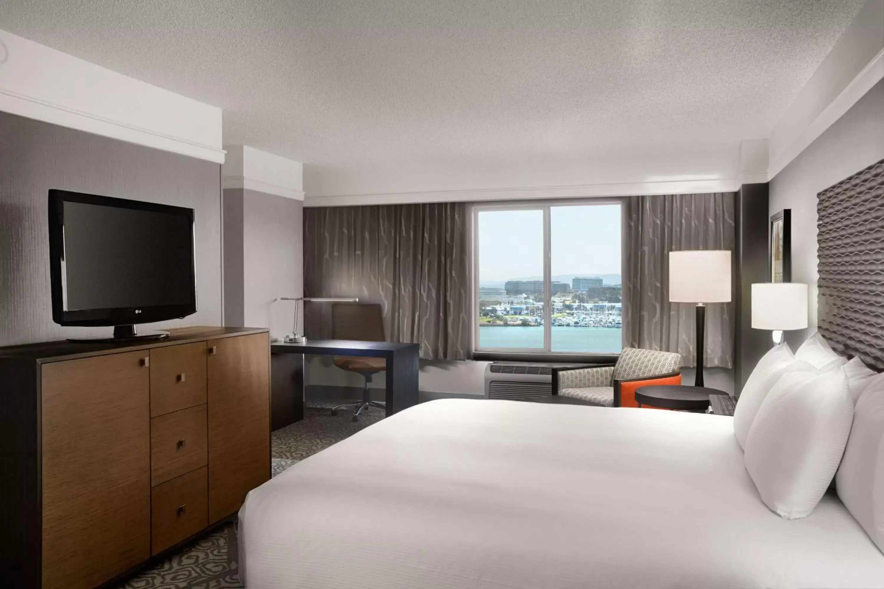 Bedroom, TV/Entertainment Center in DoubleTree by Hilton San Francisco Airport North Bayfront