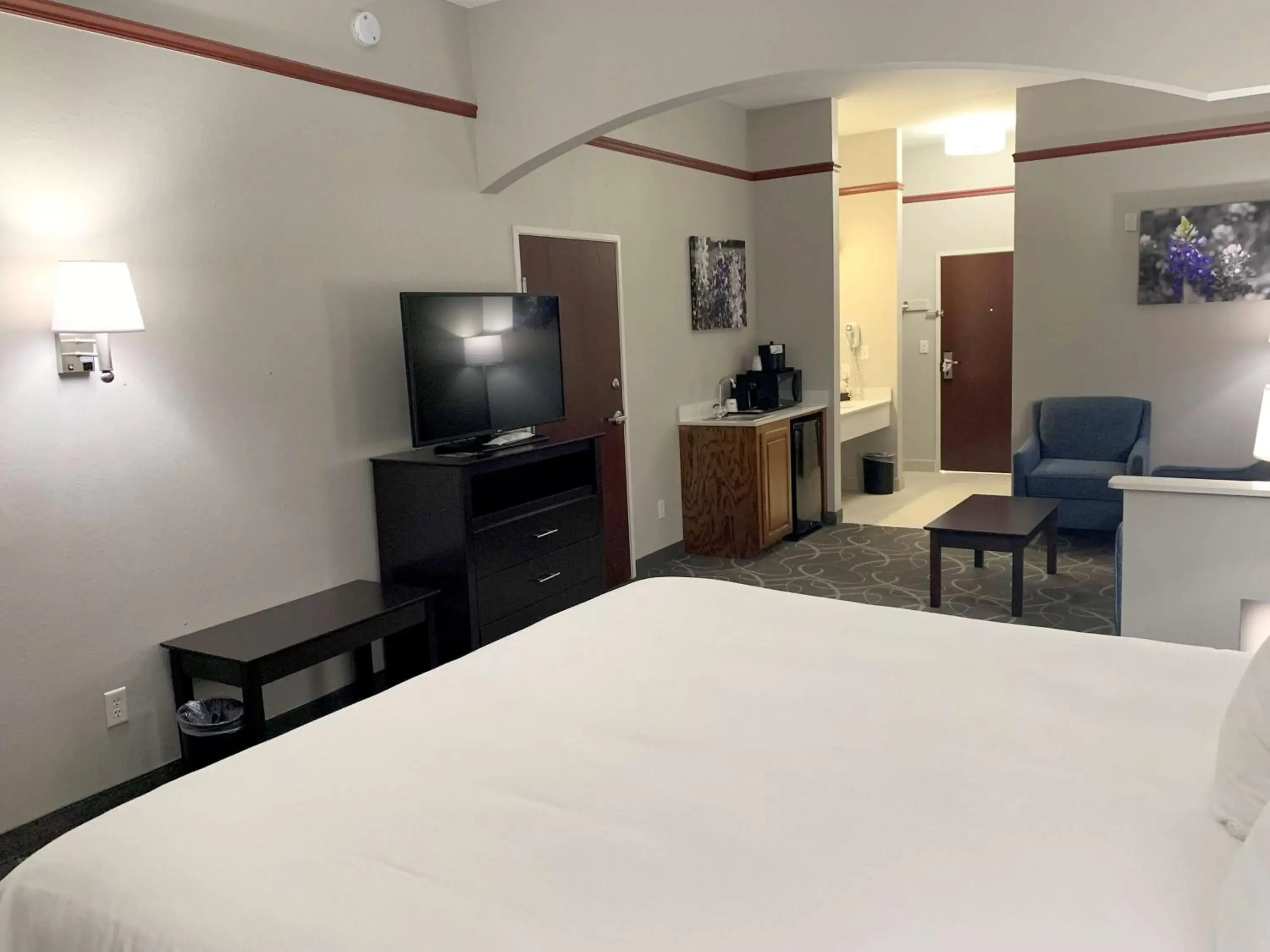 Photo of the whole room, TV/Entertainment Center in Best Western Limestone Inn and Suites