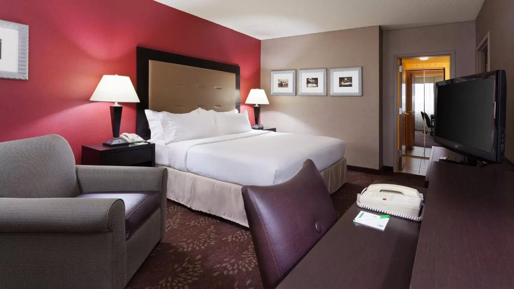 Photo of the whole room, Bed in Holiday Inn Cincinnati Airport, an IHG Hotel