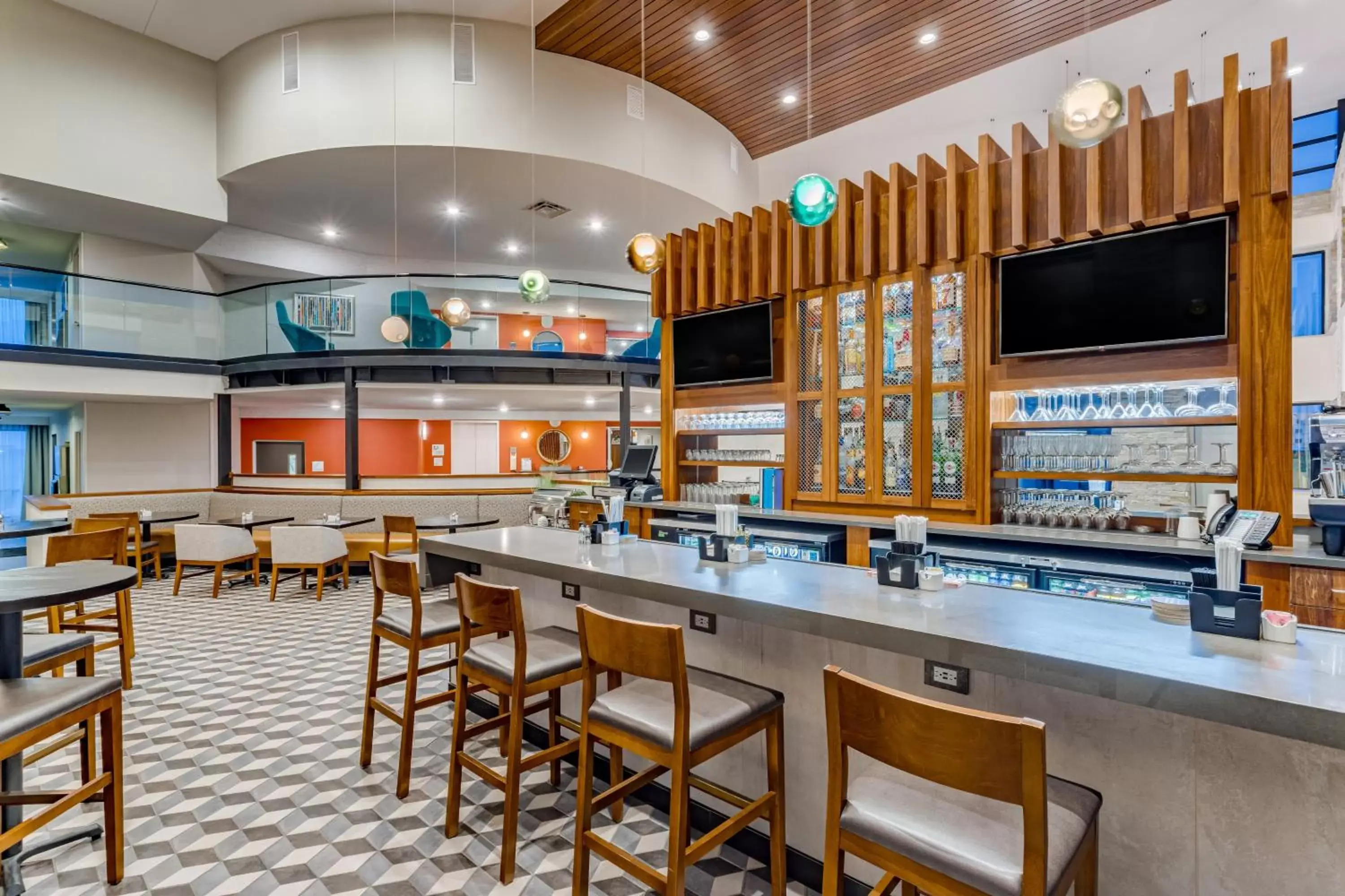 Lounge or bar in Holiday Inn - Columbus by IHG Lounge or bar in Holiday Inn - Columbus by IHG