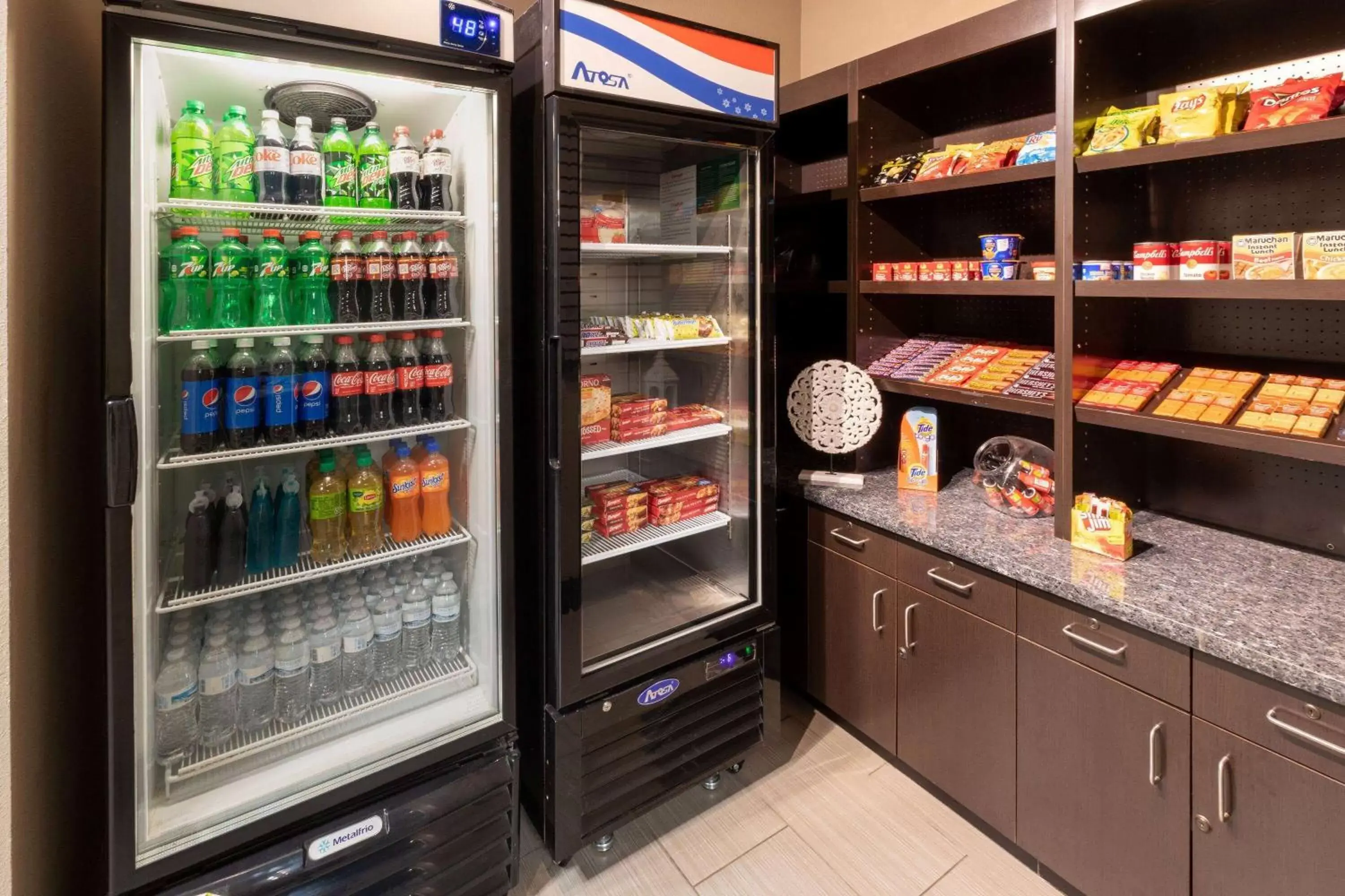 Food and drinks, Supermarket/Shops in La Quinta Inn & Suites by Wyndham Durant