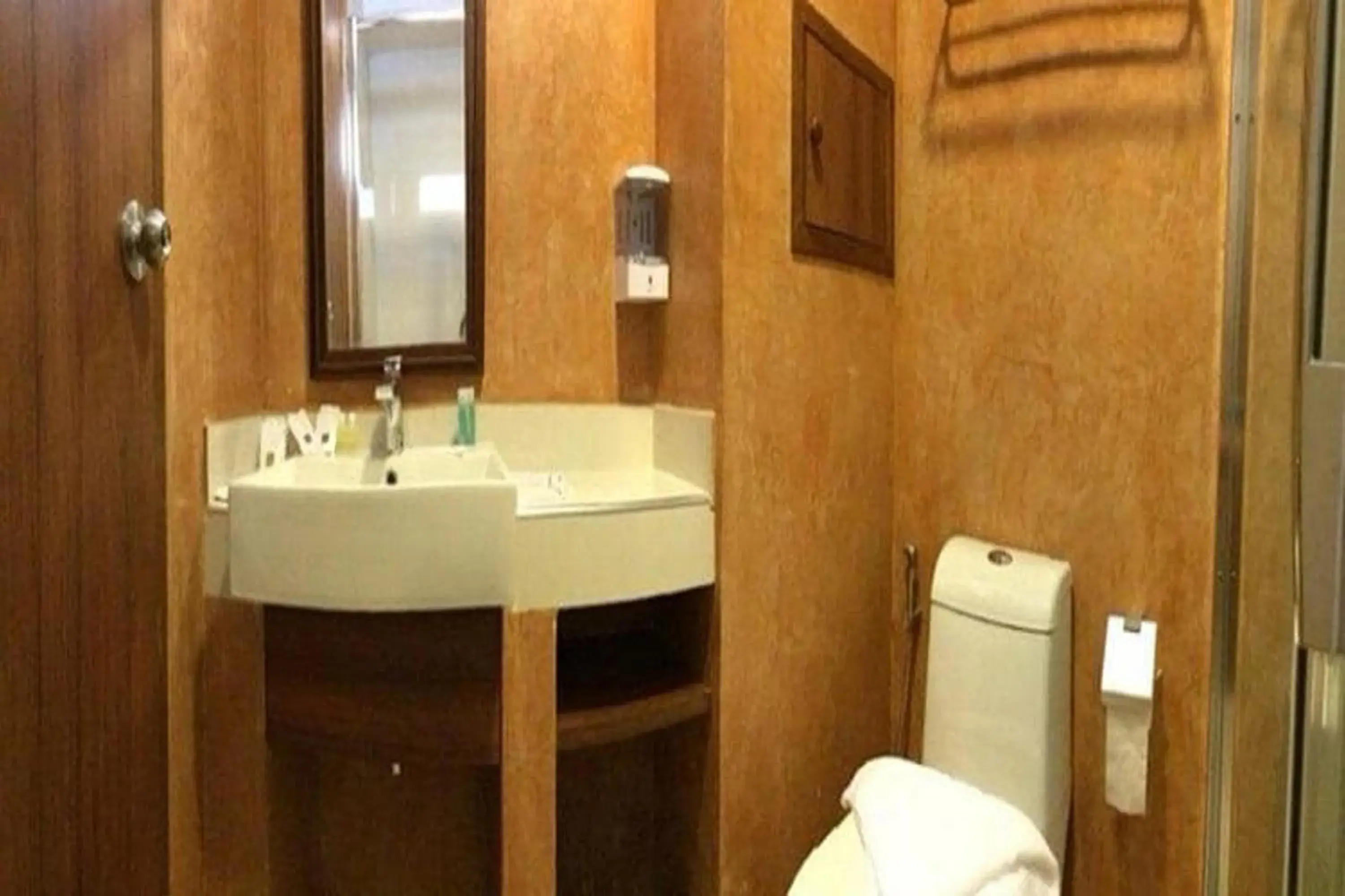 Bathroom in Kim Hotel @ Morleng