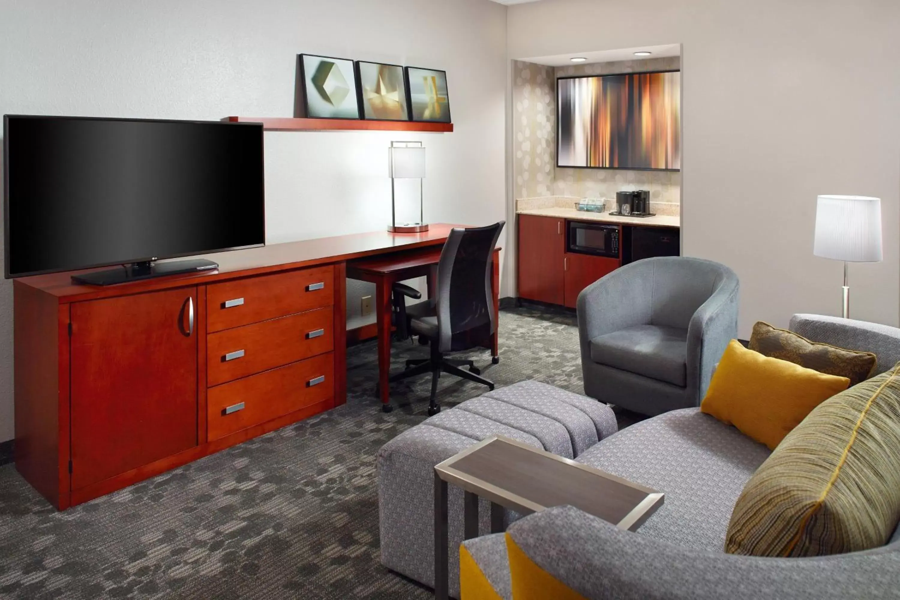 Living room, Seating Area in Courtyard by Marriott Greensboro