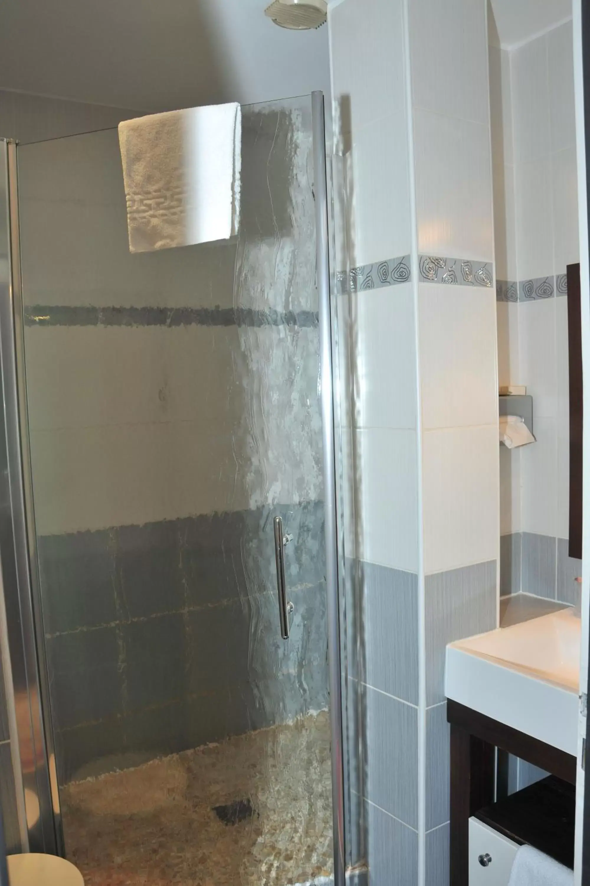 Shower, Bathroom in Cit'Hotel Europeen