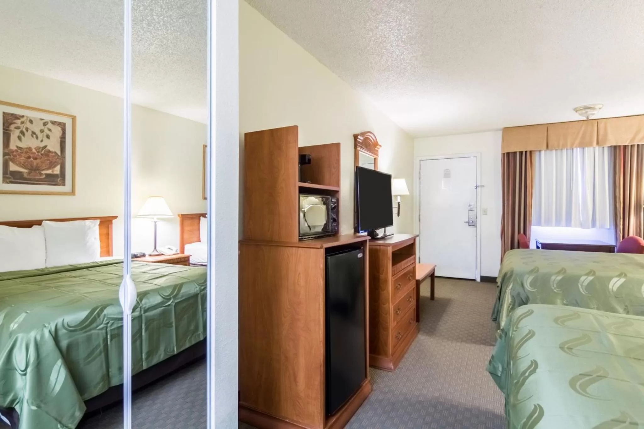 TV and multimedia, Bed in Quality Inn & Suites of Alma - Northeast from Fort Smith