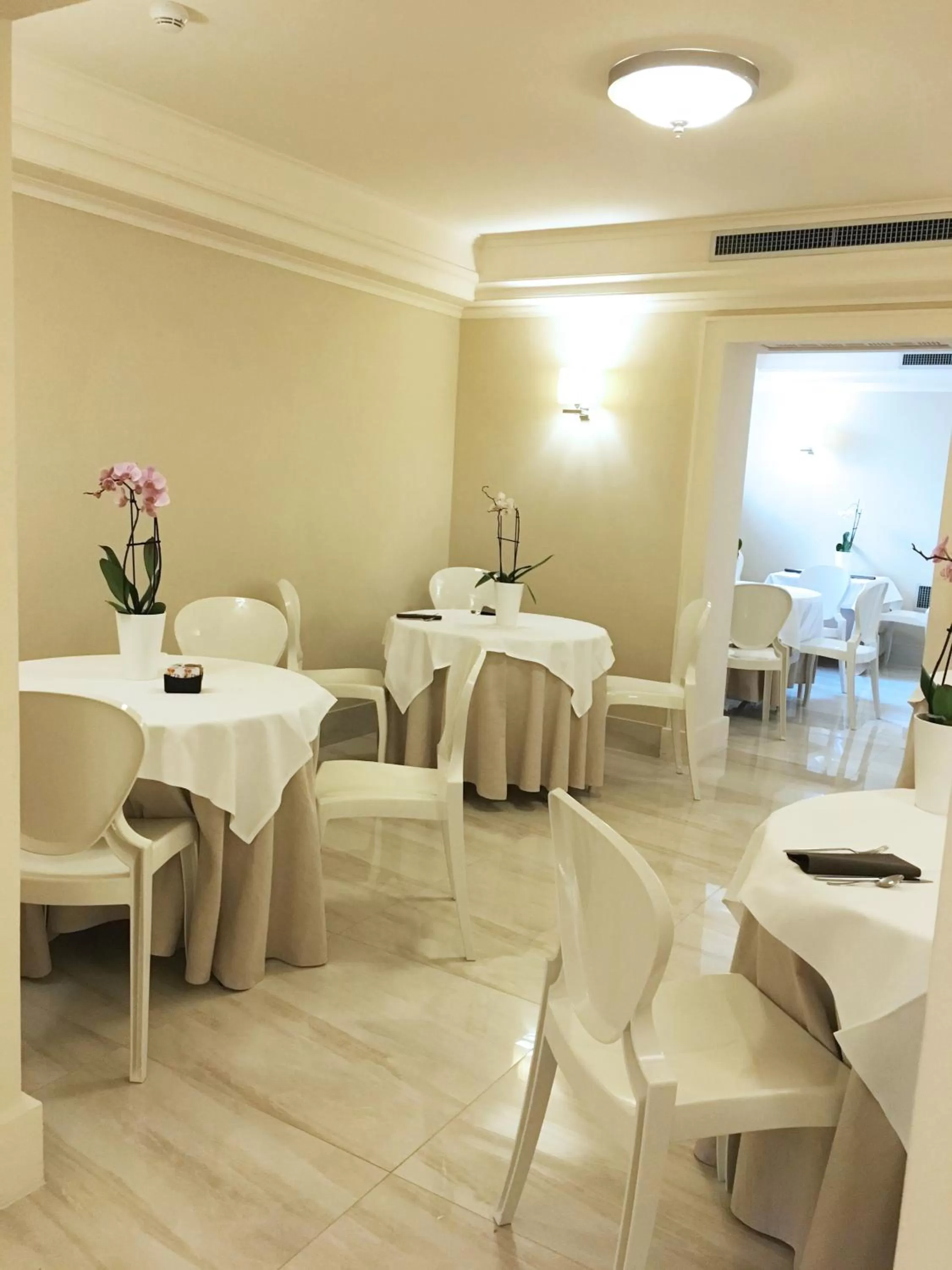 Lounge or bar in Hotel De La Ville