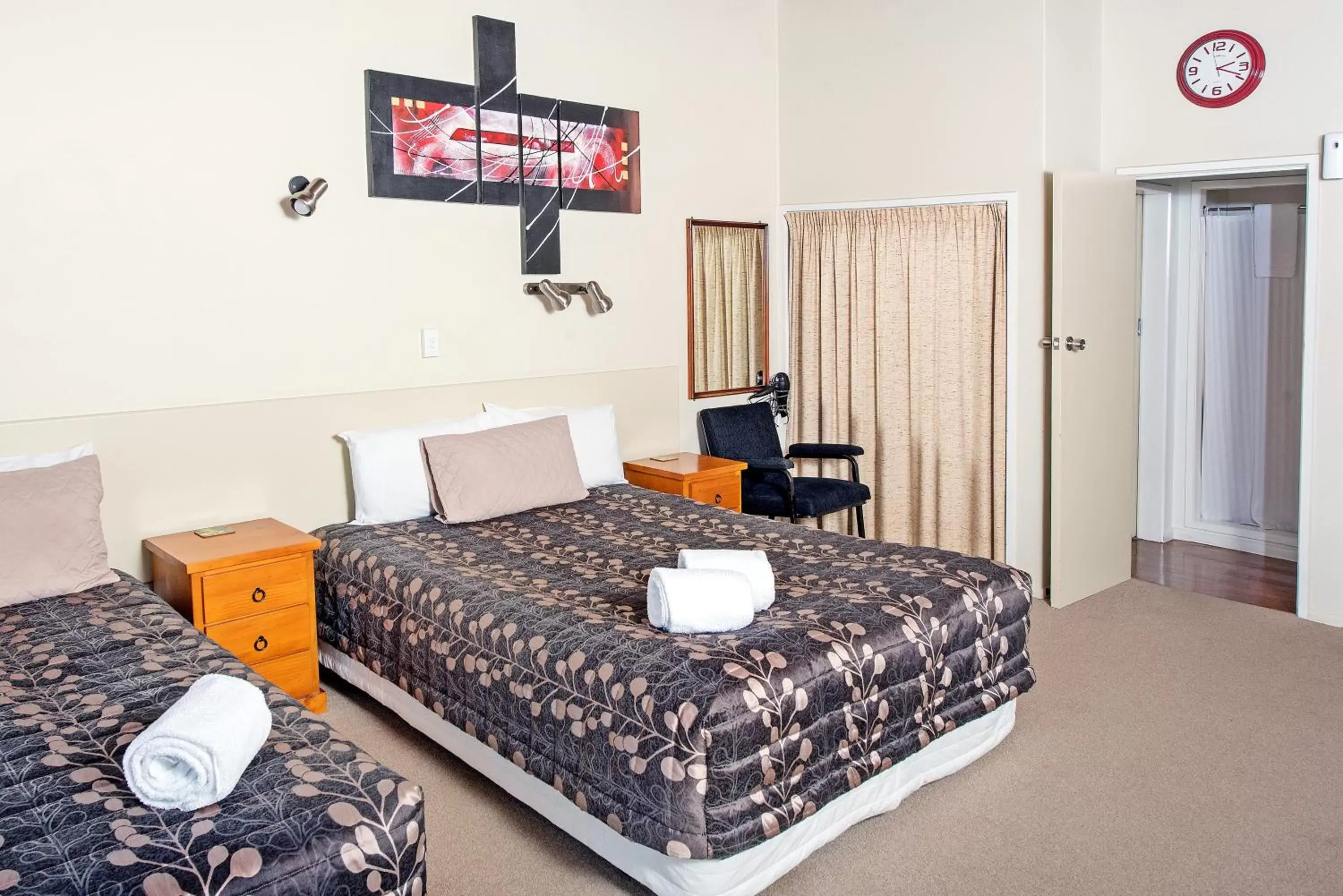 Living room, Bed in Tourist Court Motel