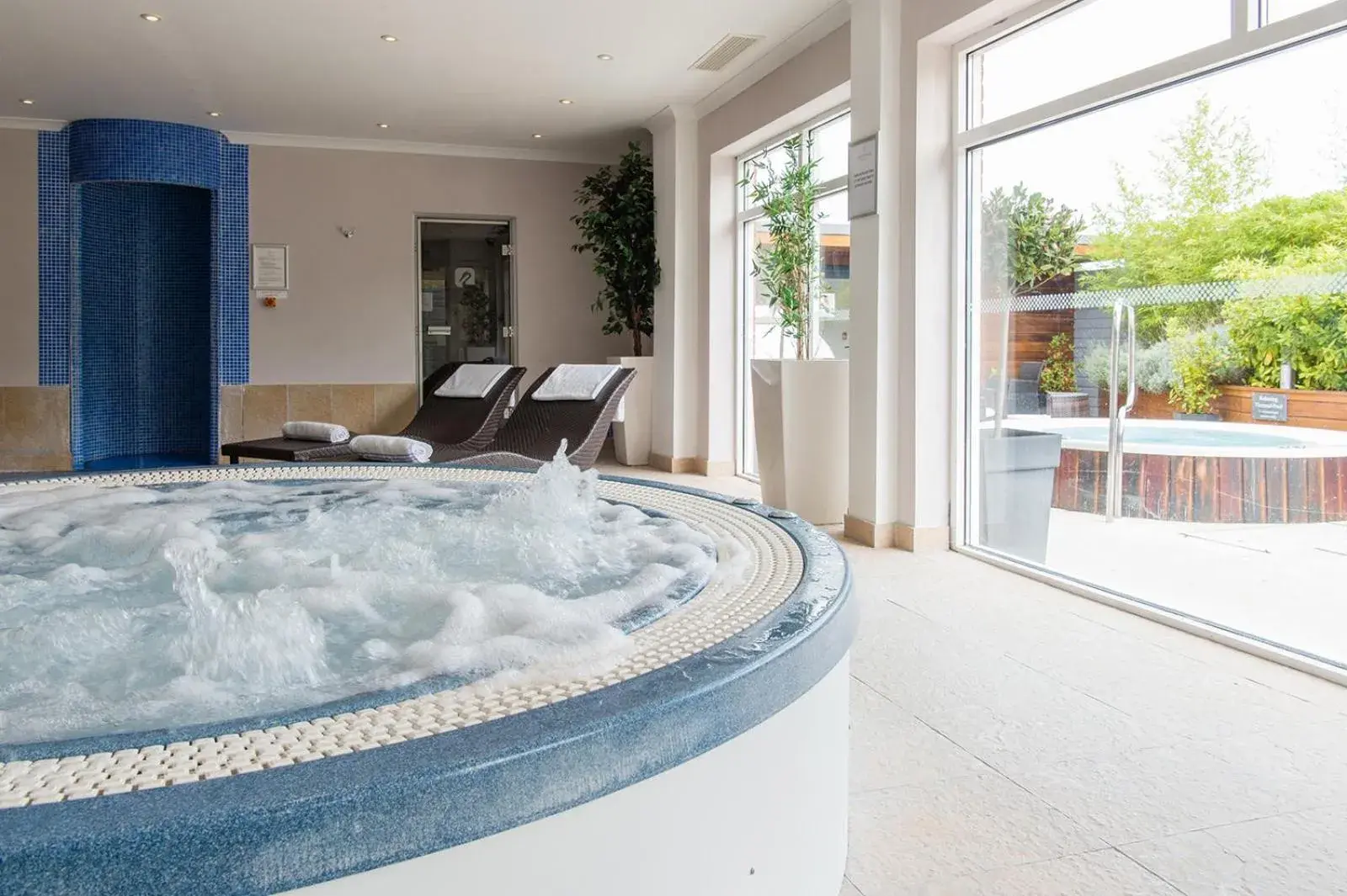 Hot Tub, Swimming Pool in Lakeside Park Hotel & Spa