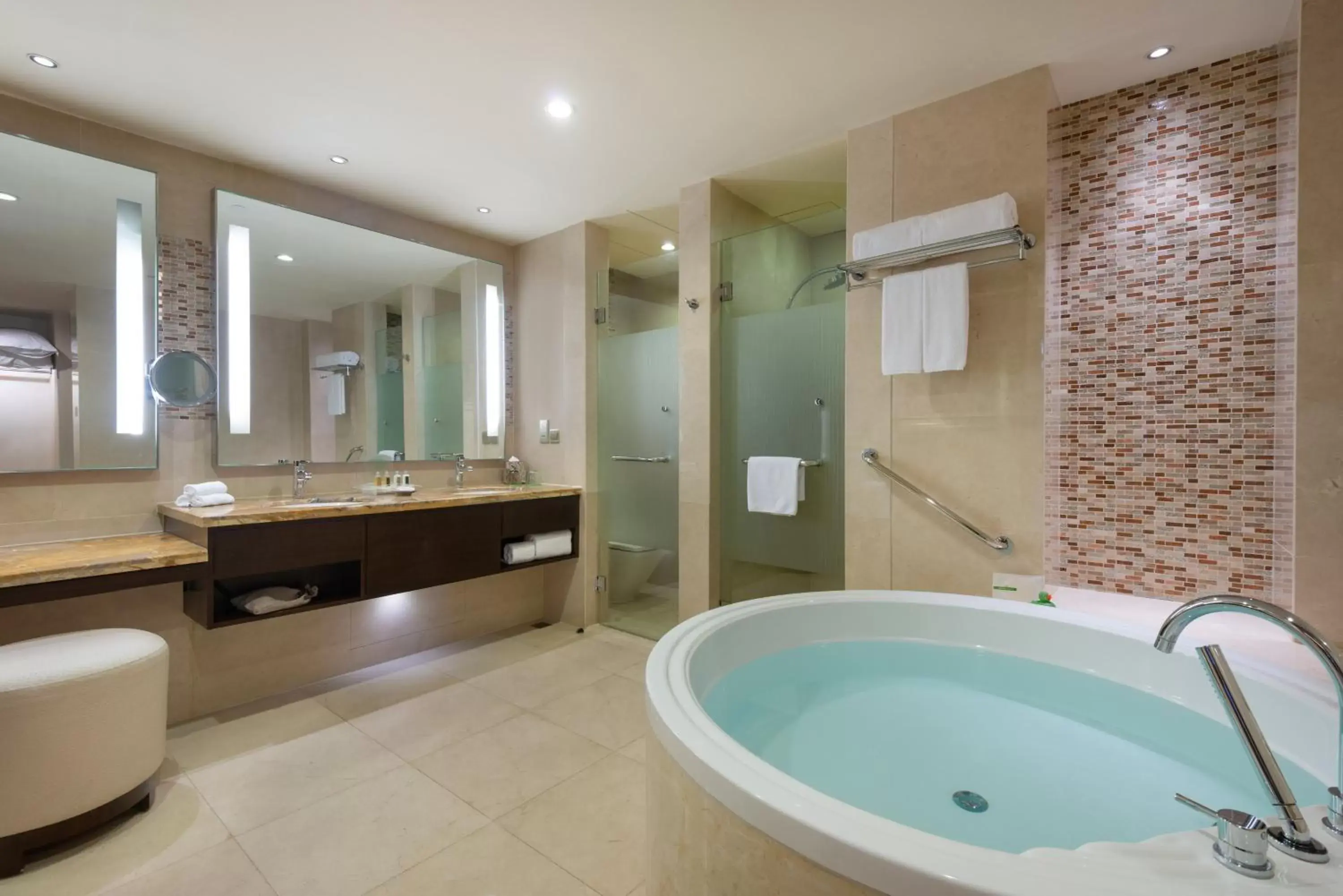 Photo of the whole room, Bathroom in Holiday Inn Shanghai Pudong Kangqiao, an IHG Hotel