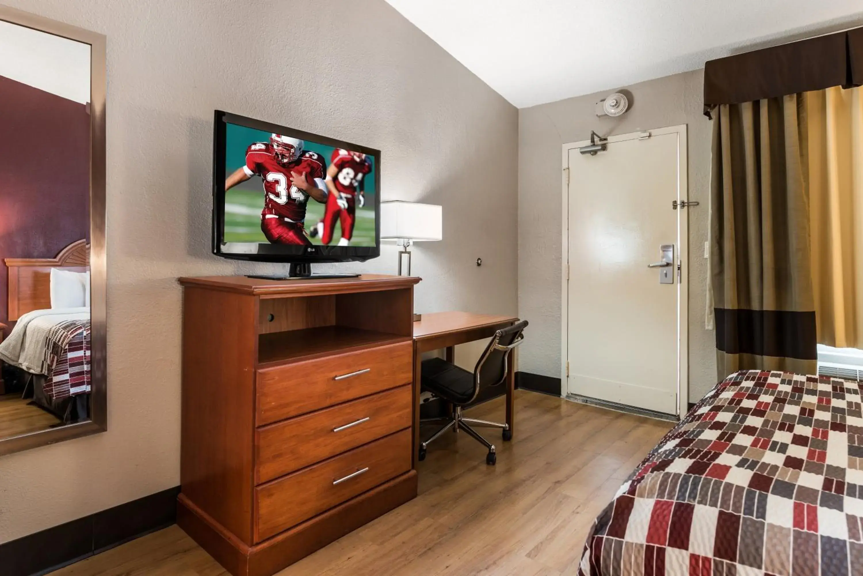 Photo of the whole room, TV/Entertainment Center in Red Roof Inn Morton Grove