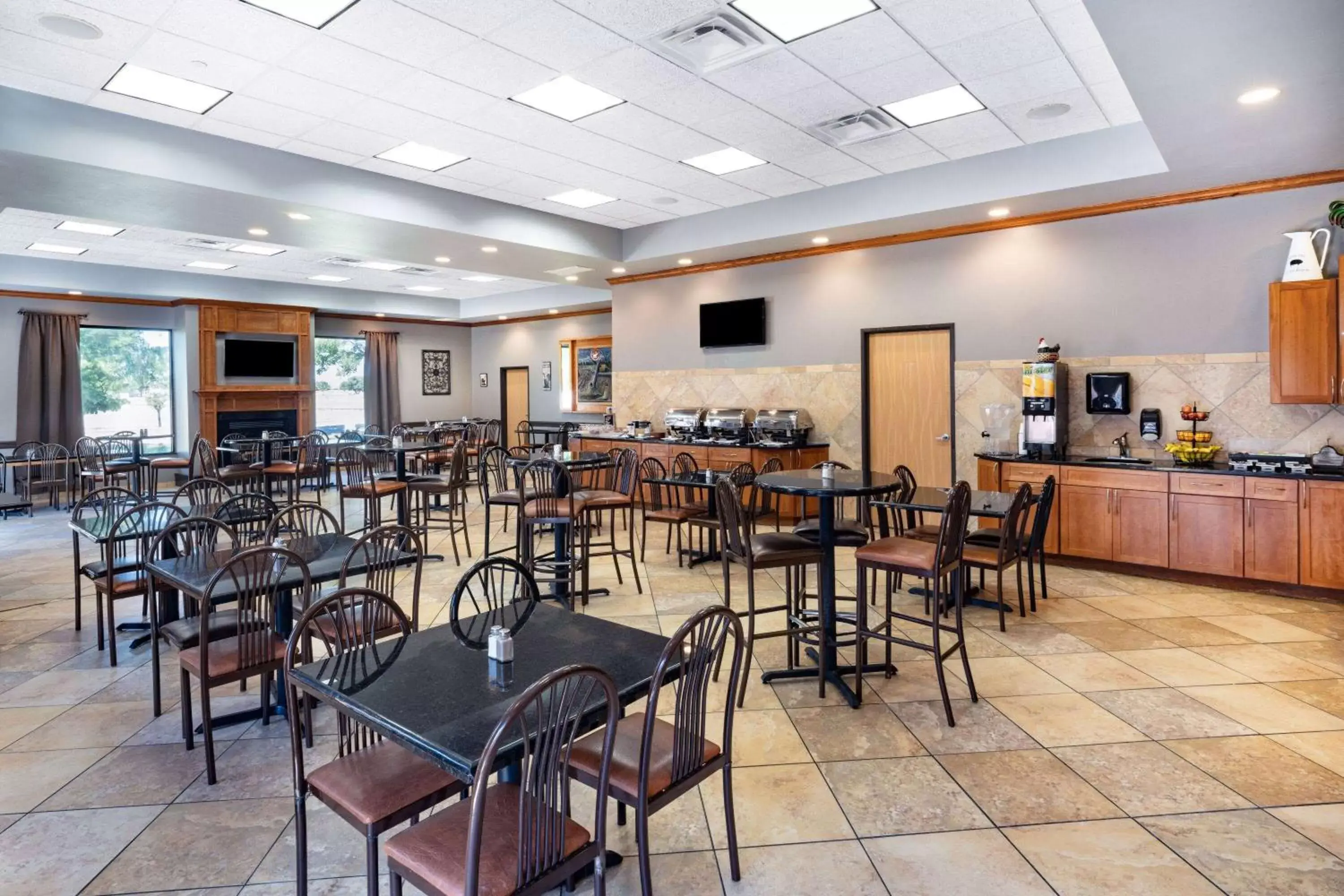 Breakfast, Restaurant/Places to Eat in AmericInn by Wyndham Aberdeen Event Center