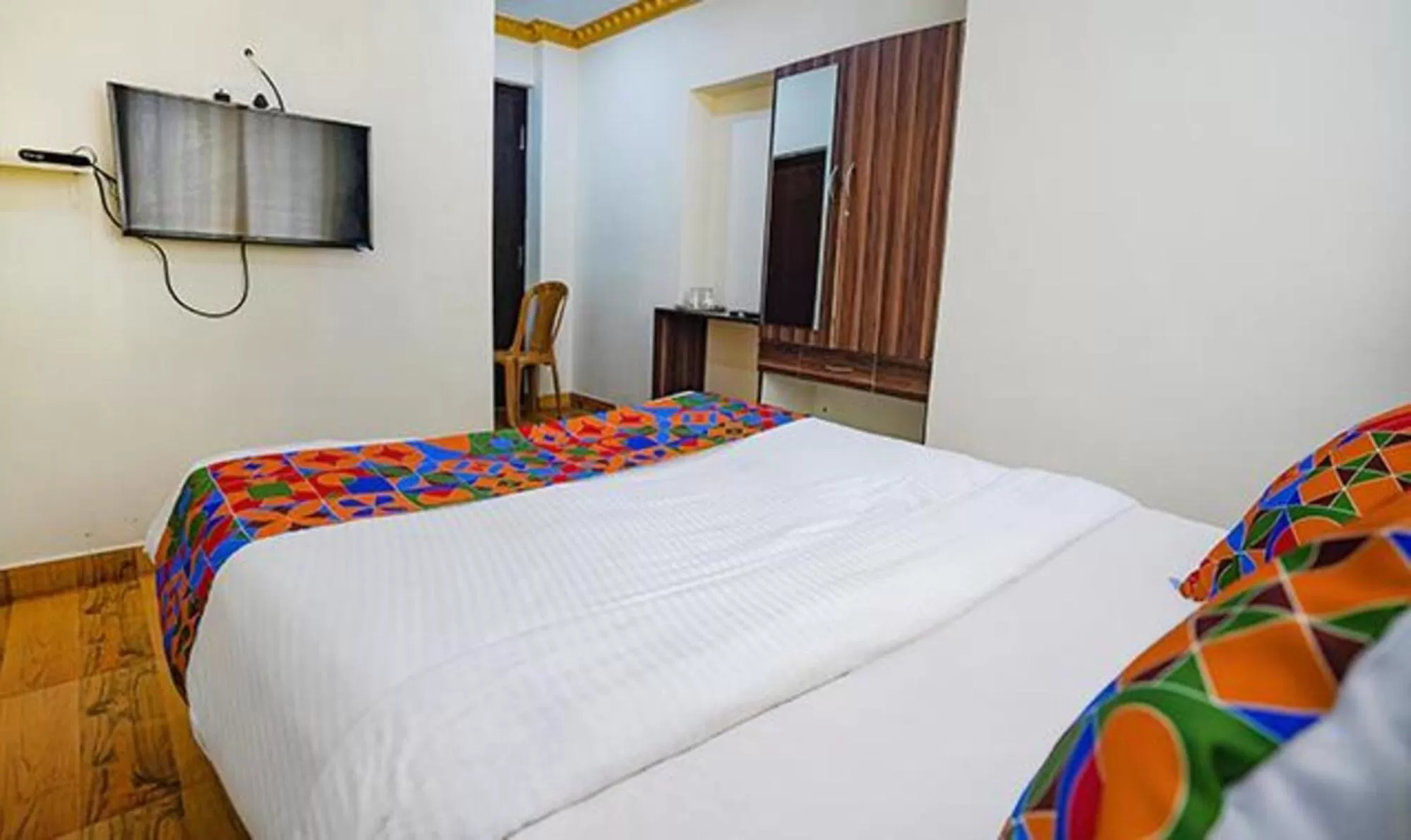 Communal lounge/ TV room, Bed in Fab Express Lloyd's Inn - Near Kodambakkam Railway Station