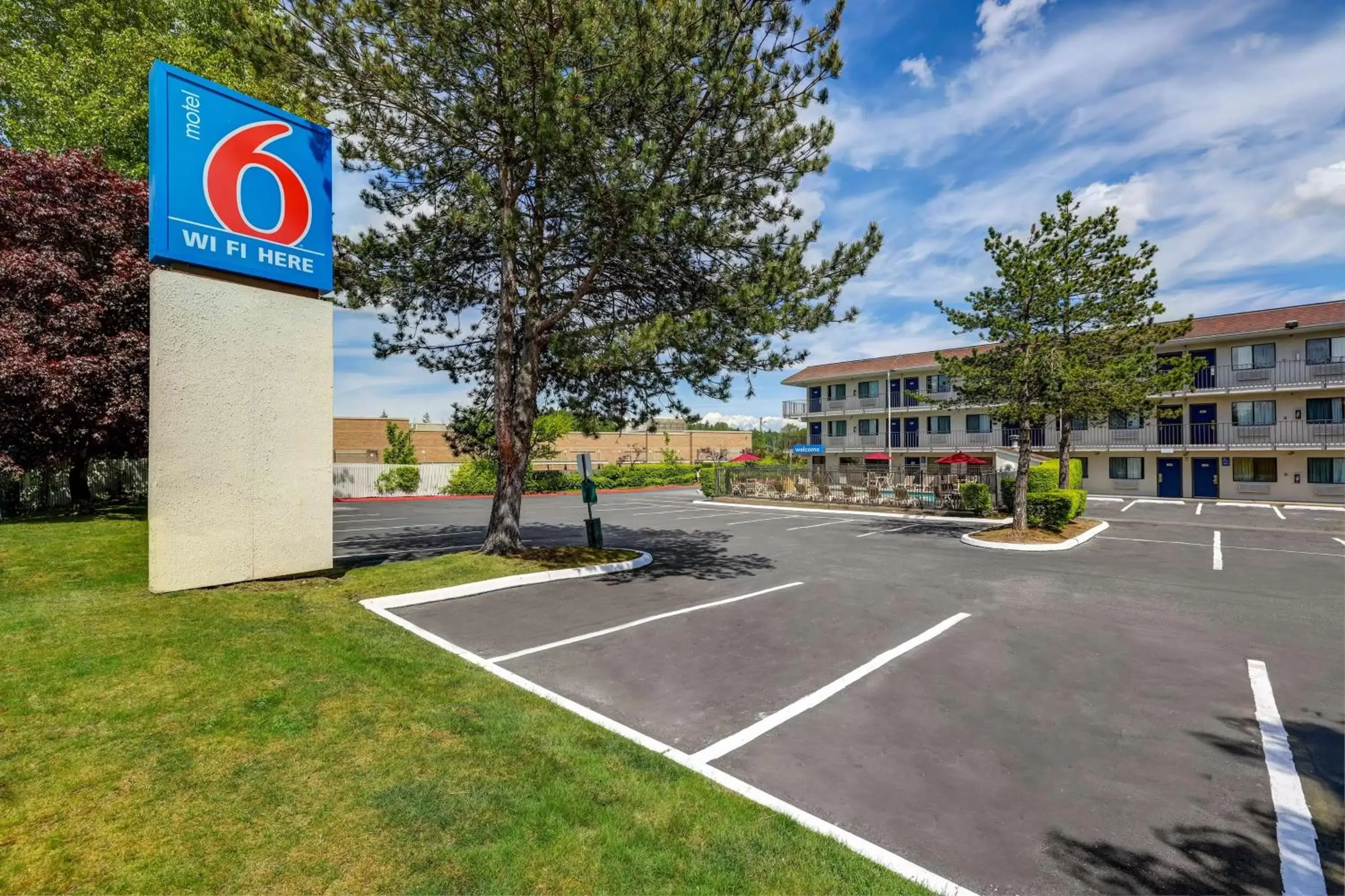 Property building in Motel 6-Kirkland, WA - North Kirkland