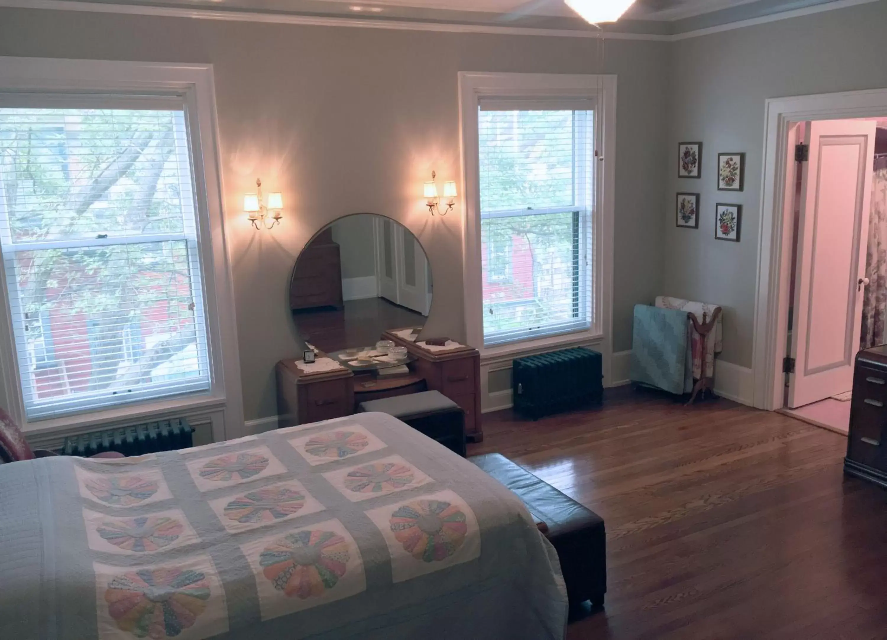 Bathroom, Seating Area in The Parsonage Inn B&B