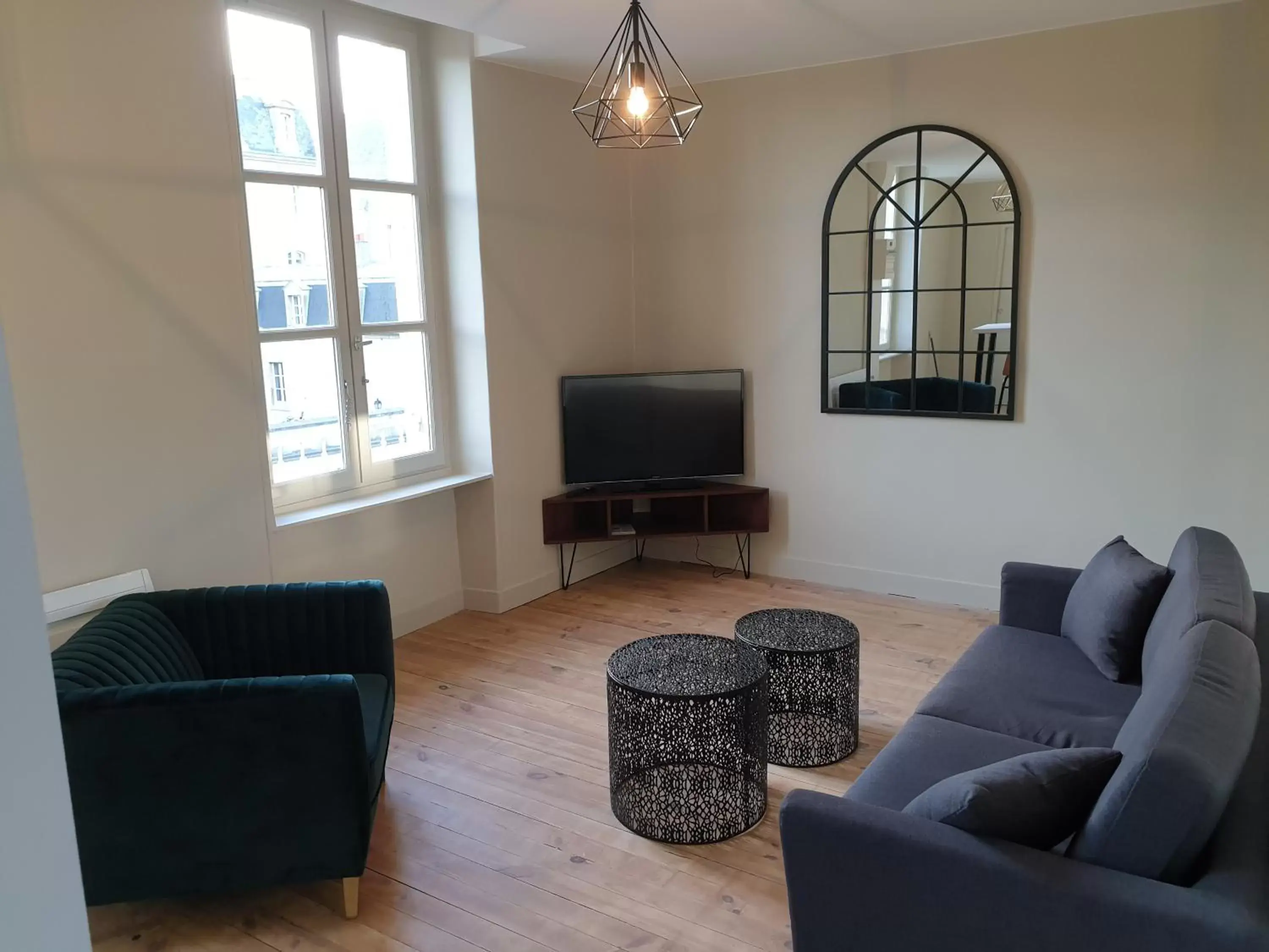 Communal lounge/ TV room, Seating Area in Au Loup Historic Apartments