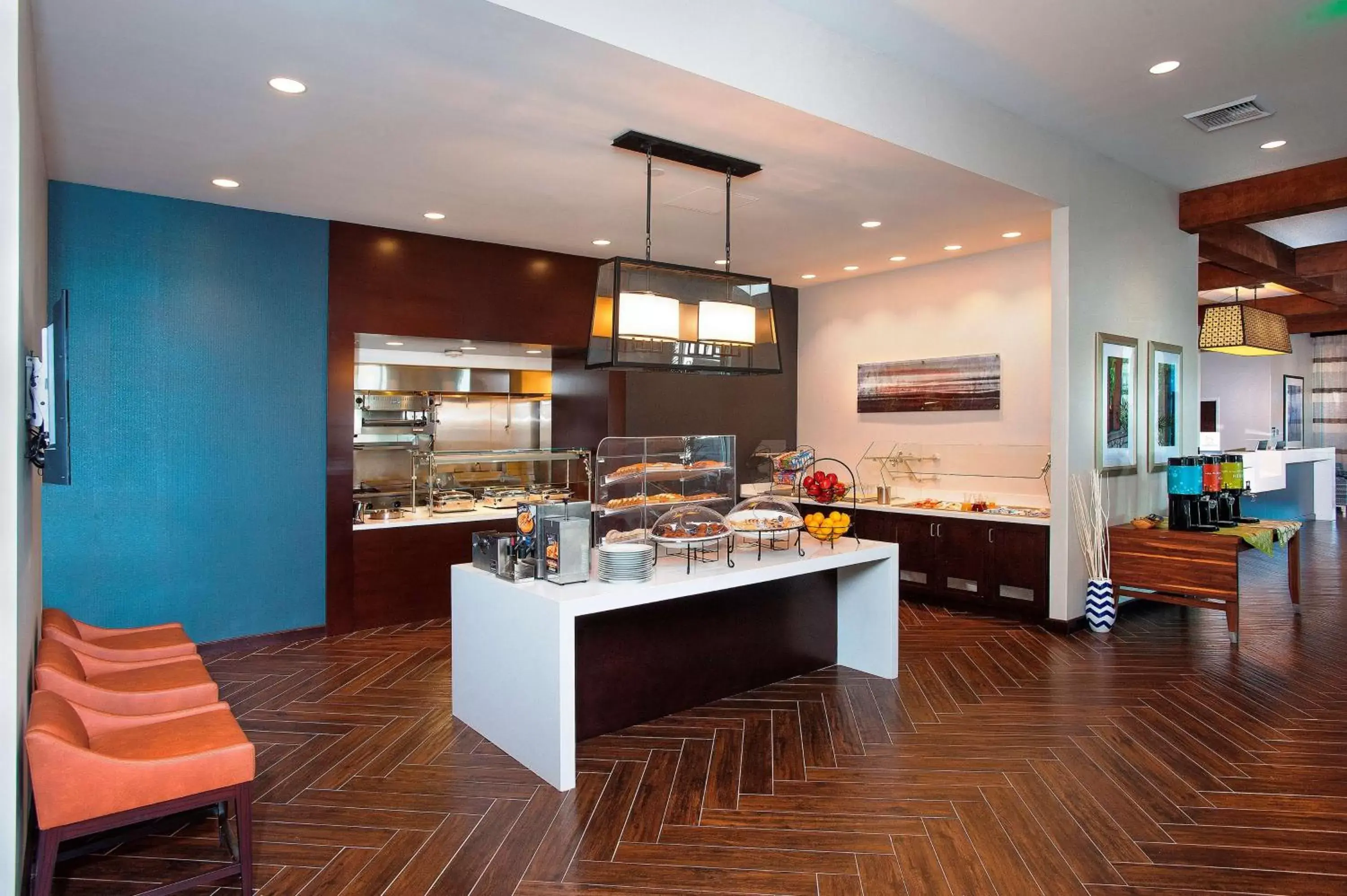 Dining area, Kitchen/Kitchenette in Hilton Garden Inn Burbank Downtown